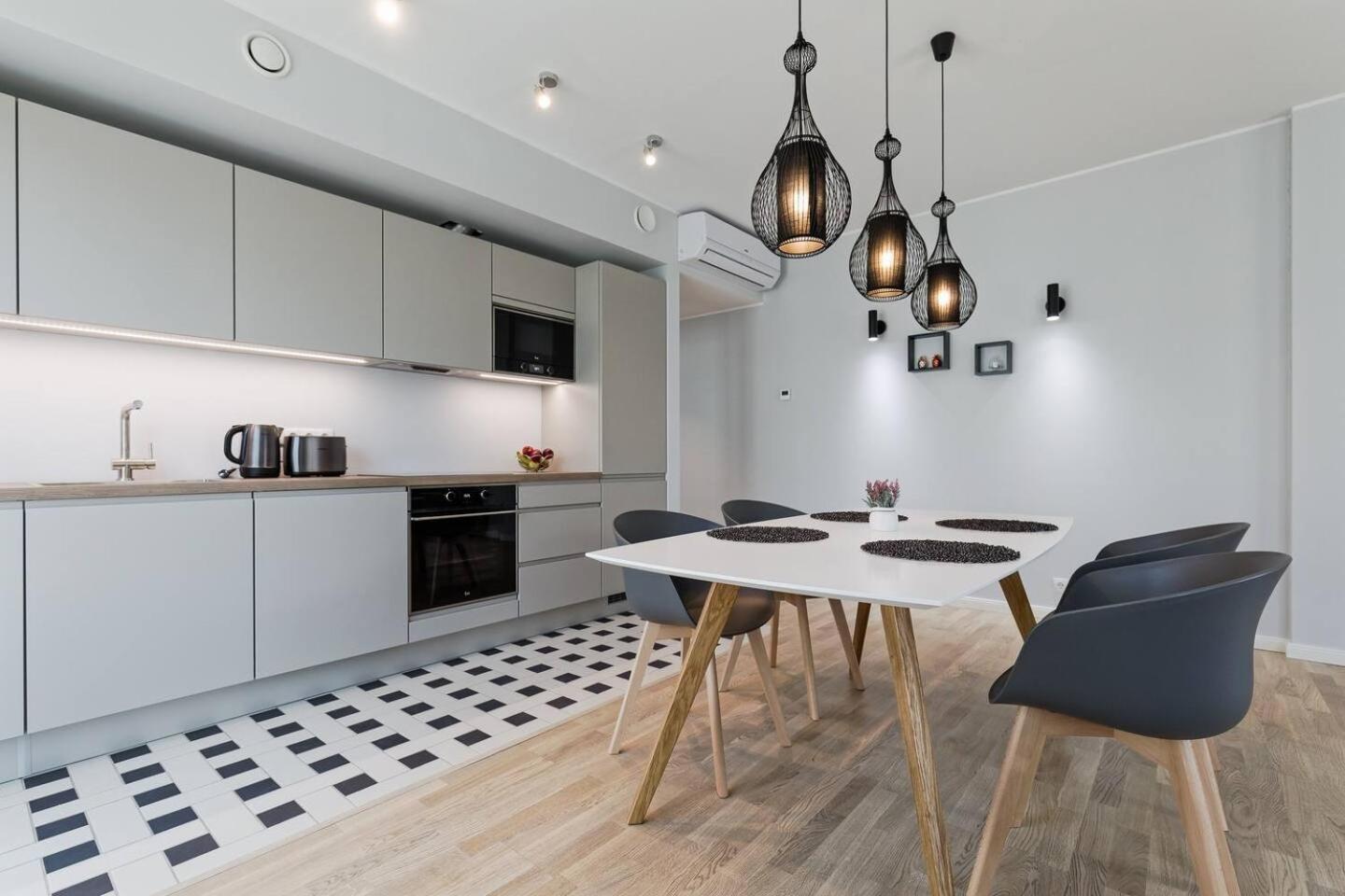Central apartments, Quiet with Free Parking and AC. view 3