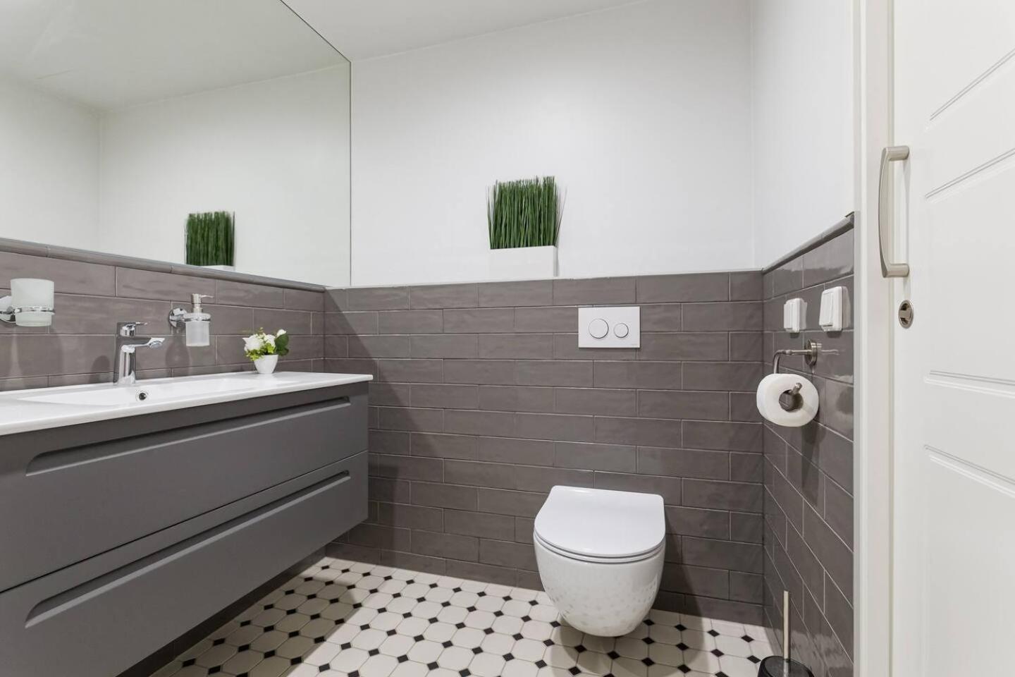Central apartments, Quiet with Free Parking and AC. view 4