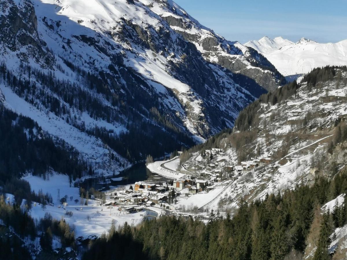 Chalet Carte Blanche Banksy view 4