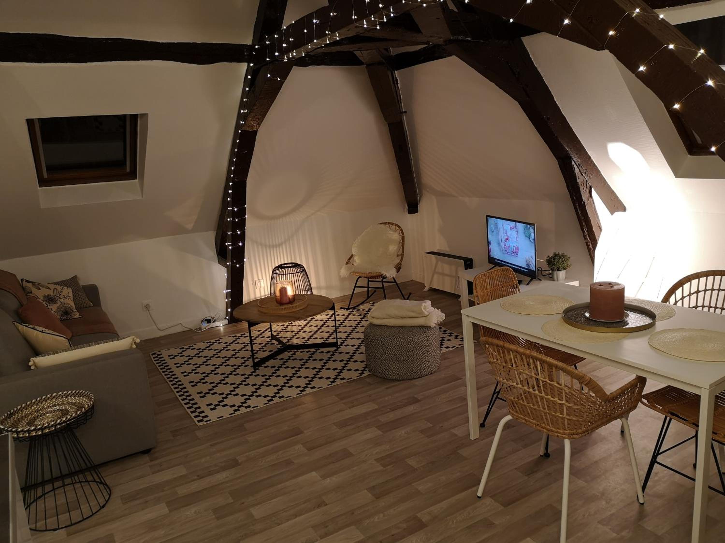 Hotel Logement Cosy rénové au pied de la Cathédrale avec climatisation - Image 1