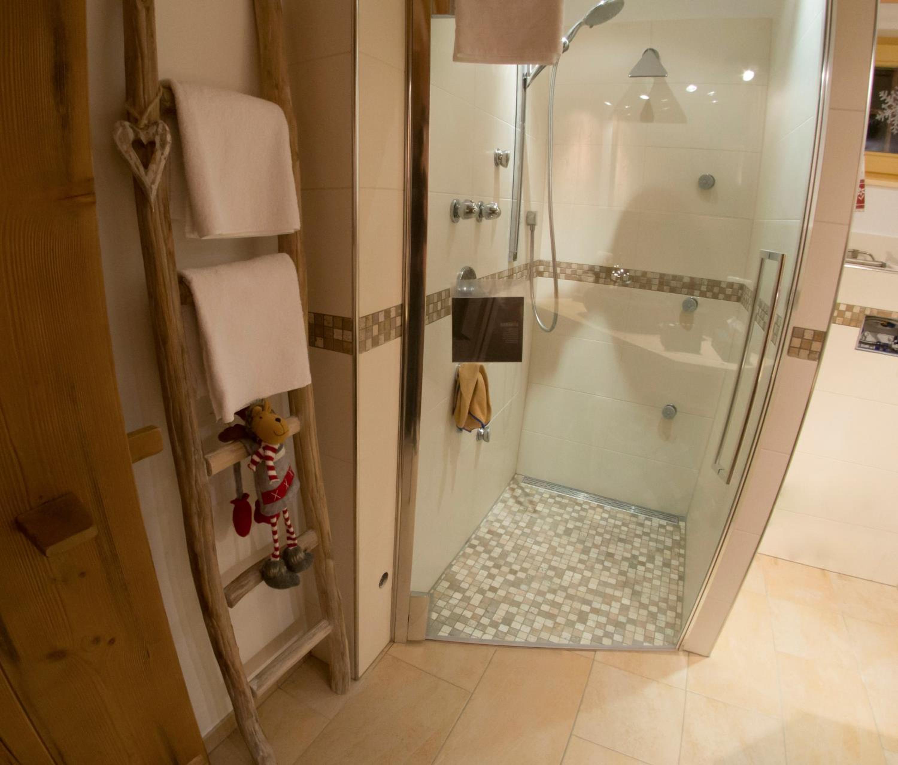 Dorfchalets & Apartments - in Kaprun centre including FREE entry Tauern Spa and Summer Card