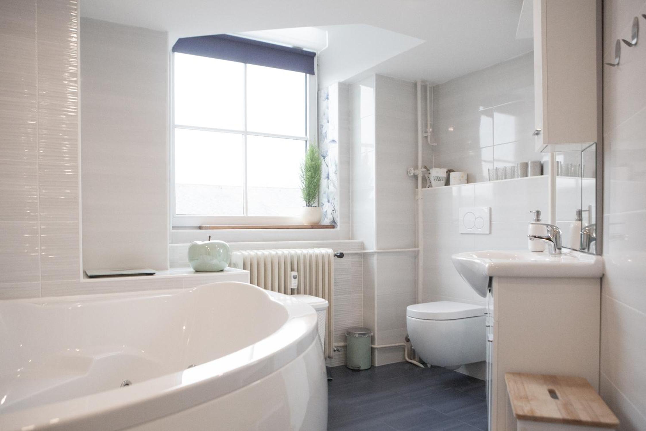 Stylish Apartment with Castle View & Free Parking view 3