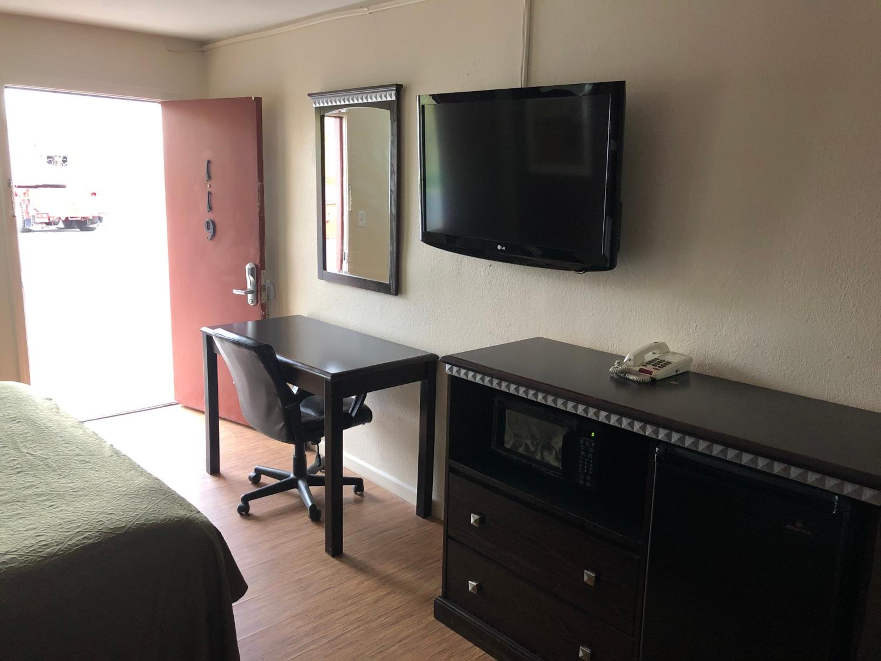 Crawfordsville Vacations - Crossroads Inn - Property Image 5