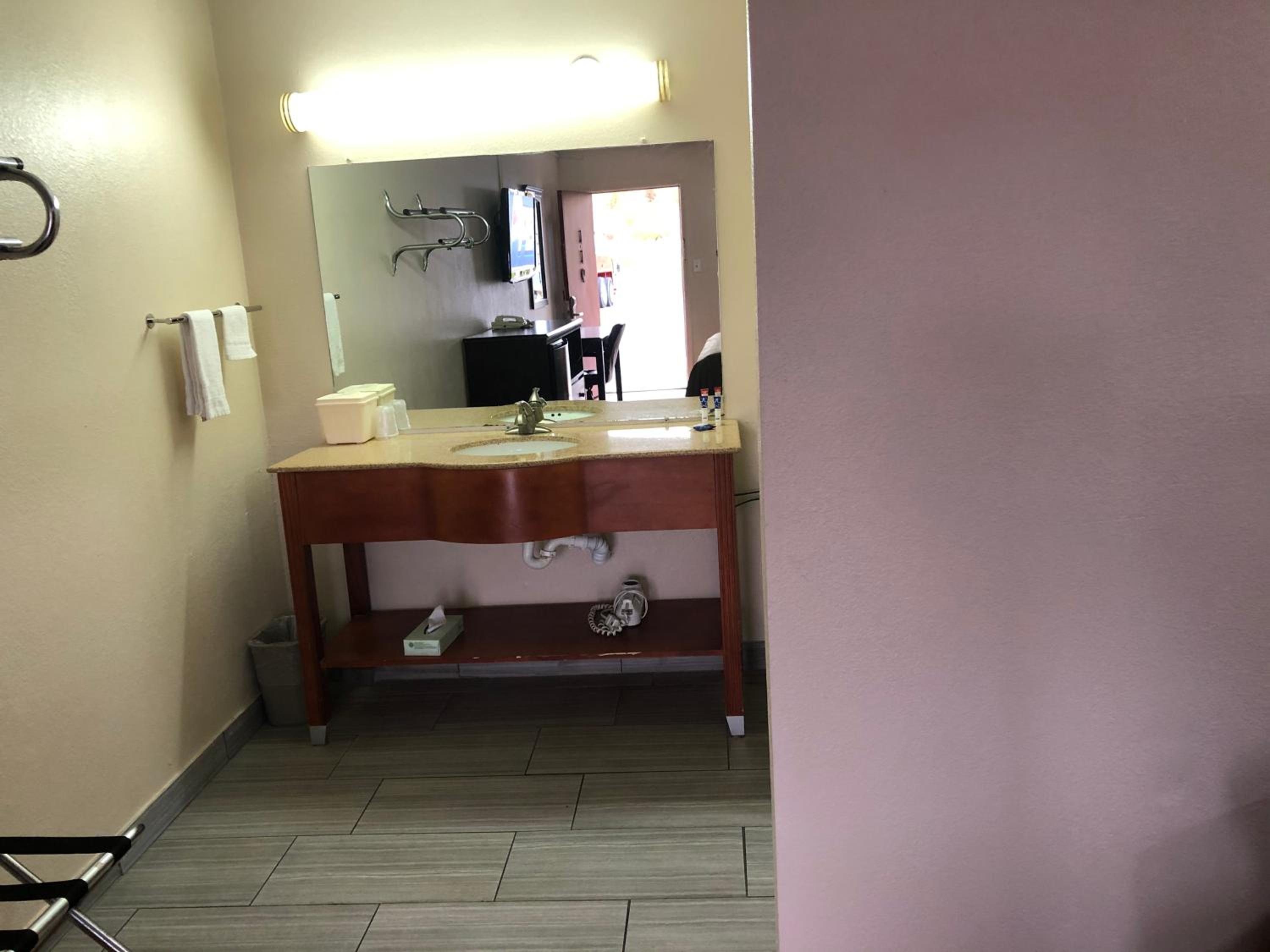 Lebanon Vacations - Crossroads Inn - Property Image 7