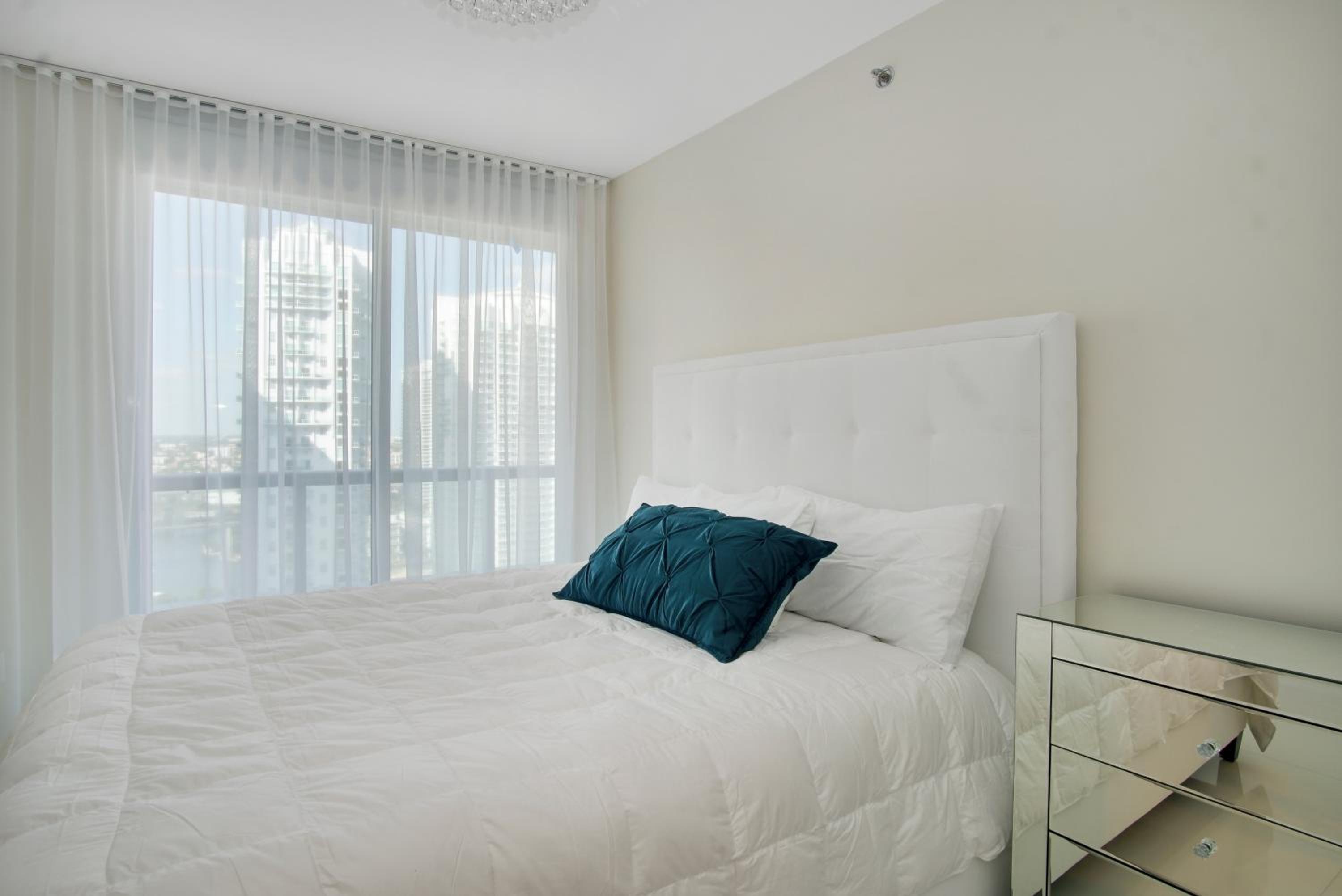 NEW!!! W Brickell Miami- ICON DELUXE LOUNGE with 2 masters
