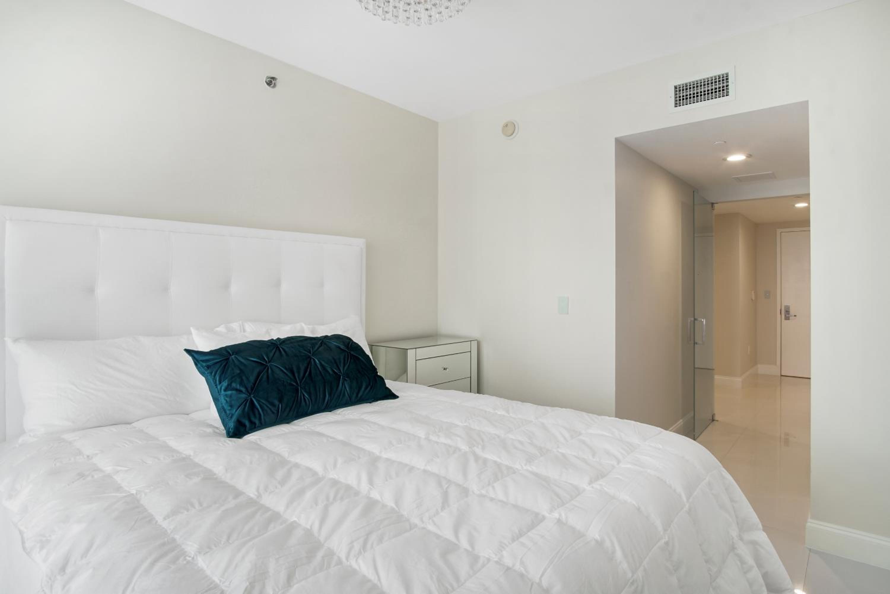 NEW!!! W Brickell Miami- ICON DELUXE LOUNGE with 2 masters