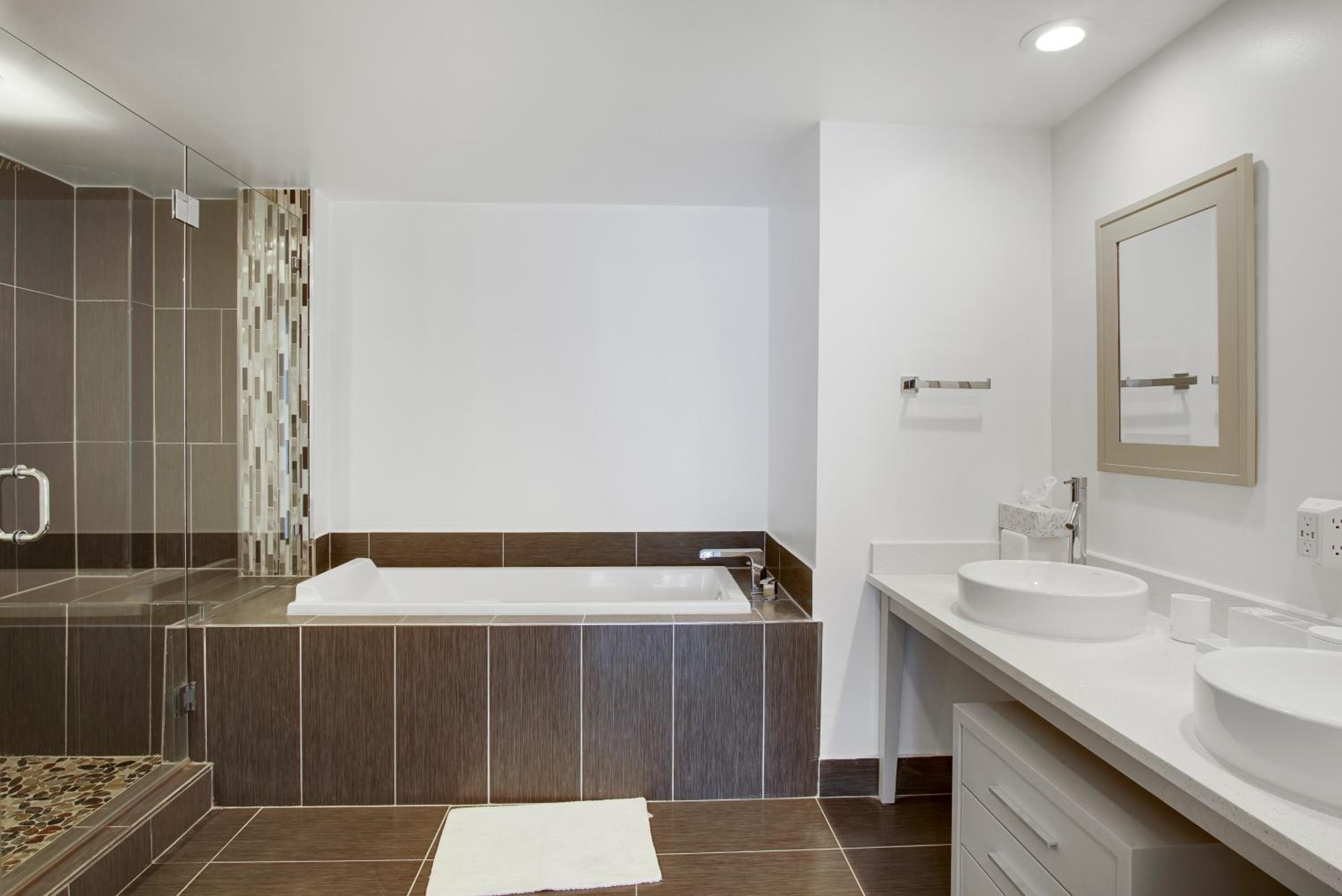 NEW!!! W Brickell Miami- ICON DELUXE LOUNGE with 2 masters
