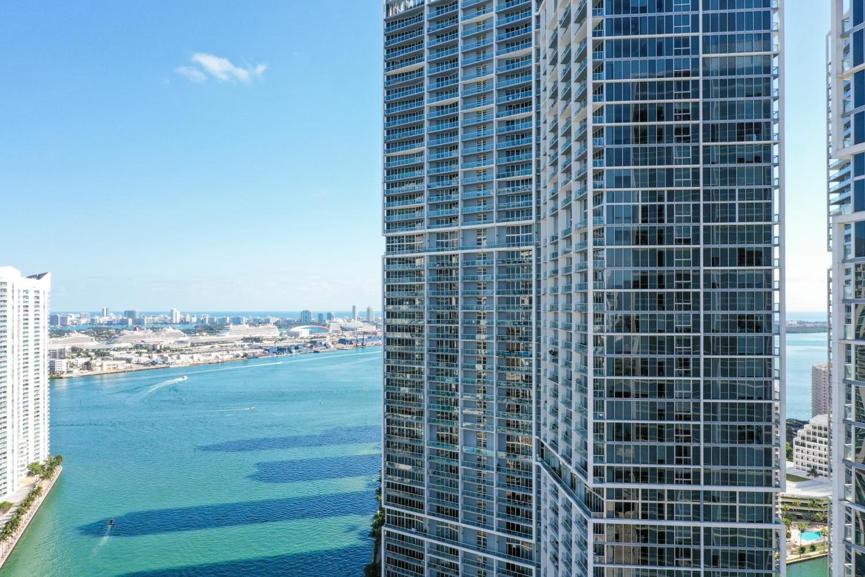 NEW!!! W Brickell Miami- ICON DELUXE LOUNGE with 2 masters