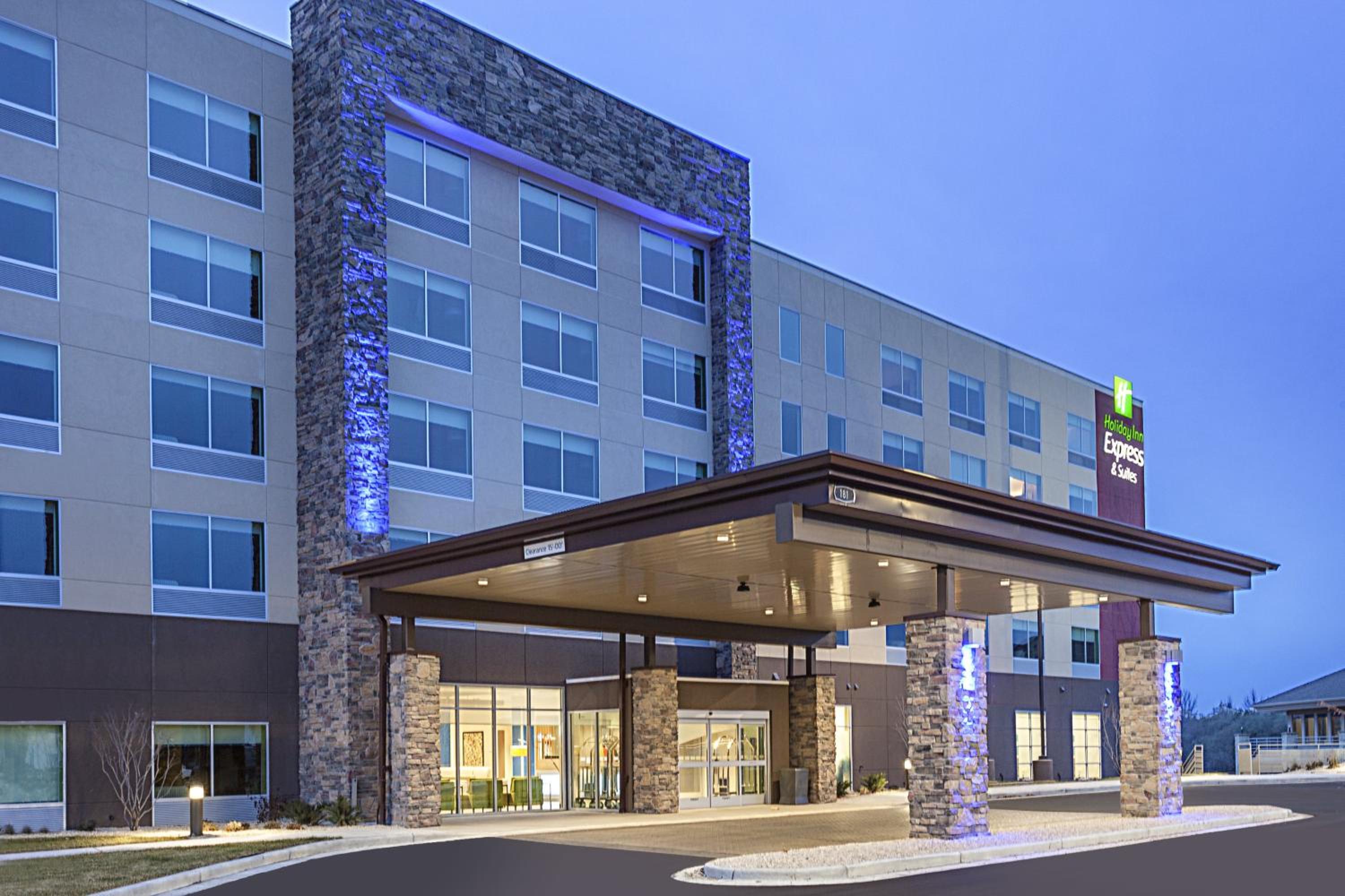 Hotel Holiday Inn Express & Suites - Hudson I-94, an IHG Hotel - Image 1