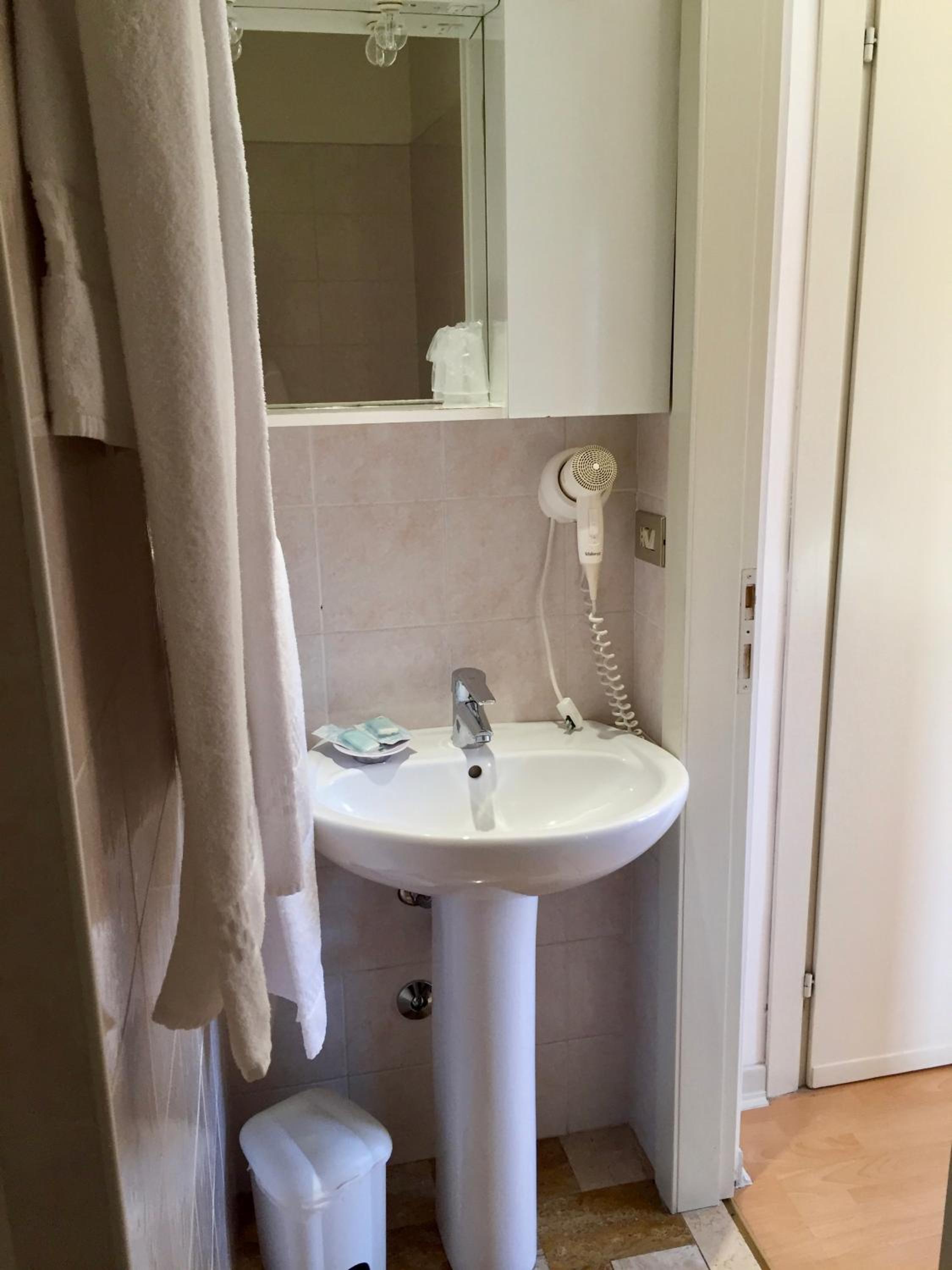 La Lanterna en Garda — bathroom