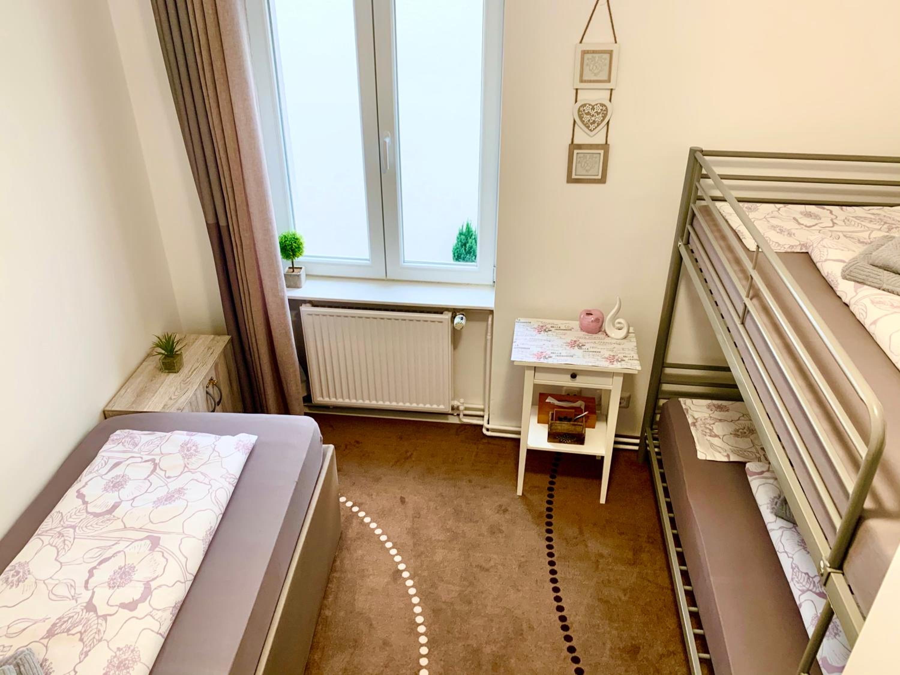 New Hostel Berlin Mitte FREE SNACK hot tea and coffee