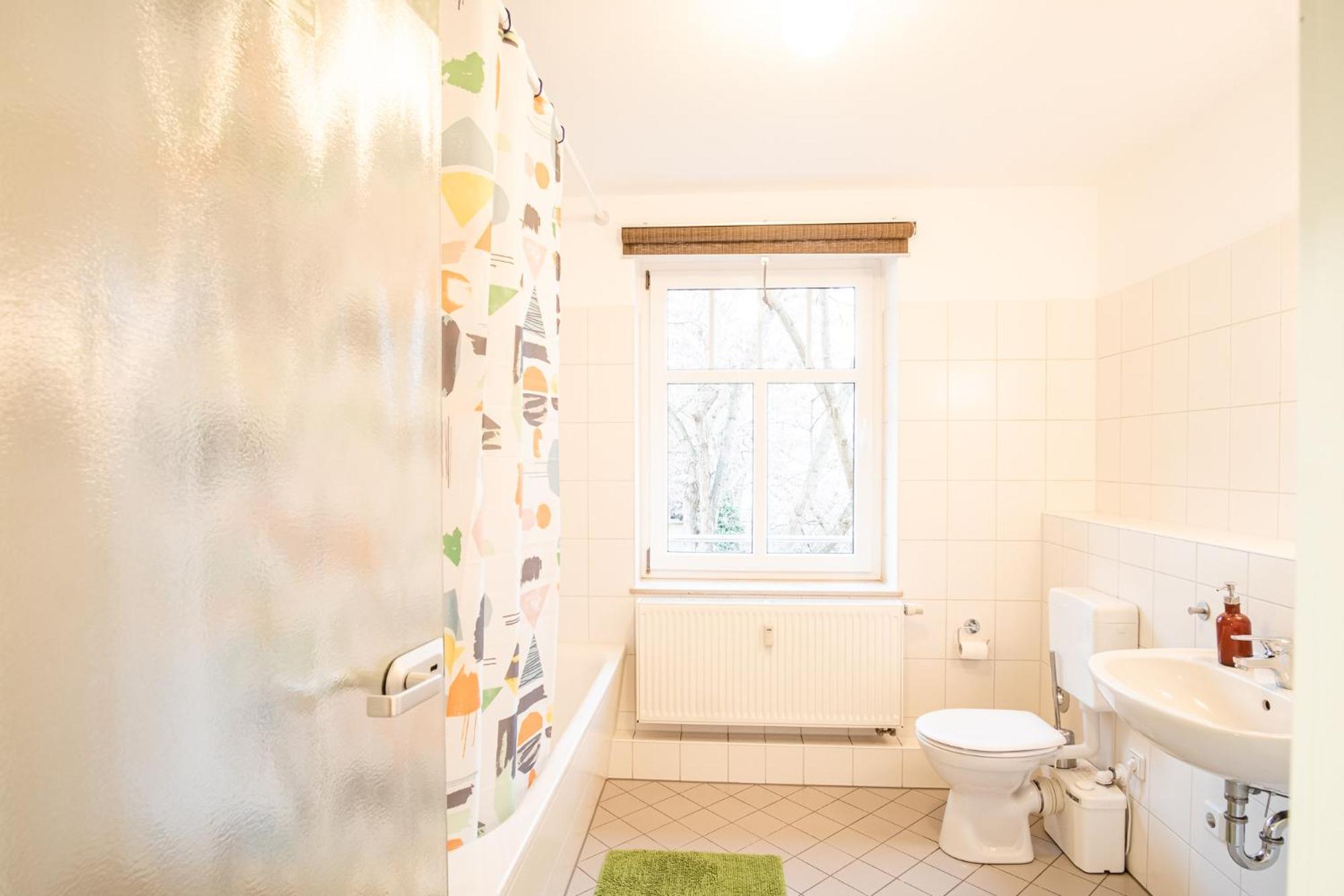 Helle Ferienwohnung im Hinterhof view 4