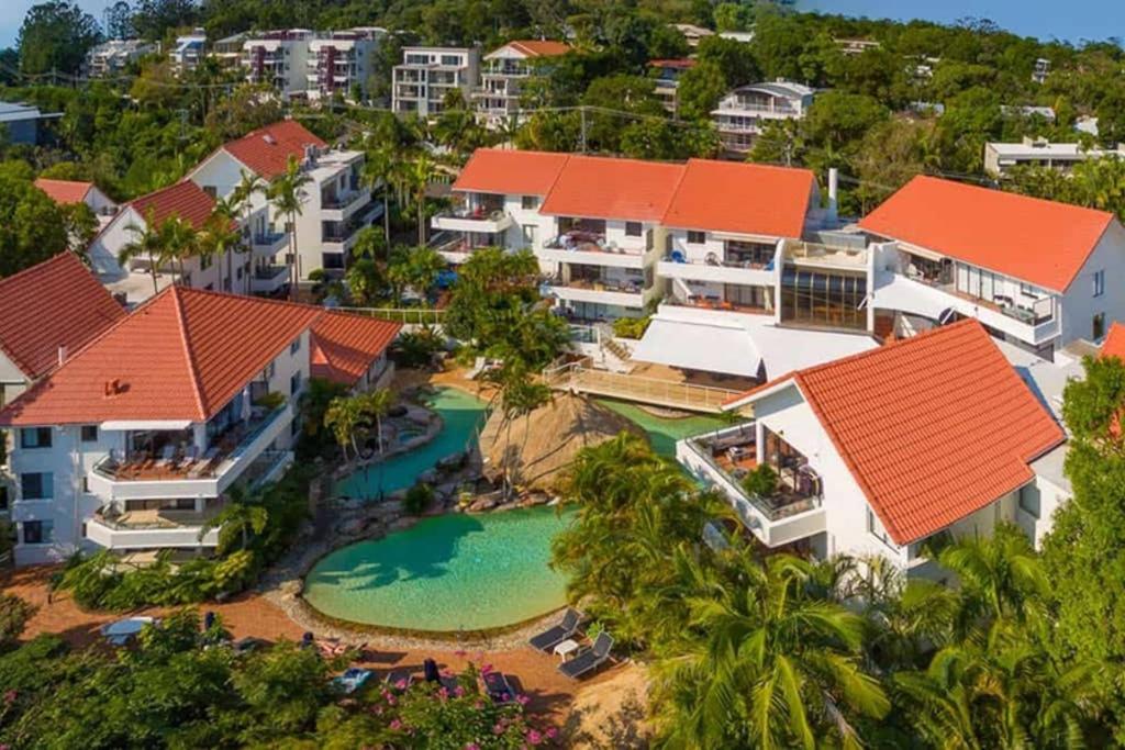 Haven on Noosa Hill - sunset views, pools, spa