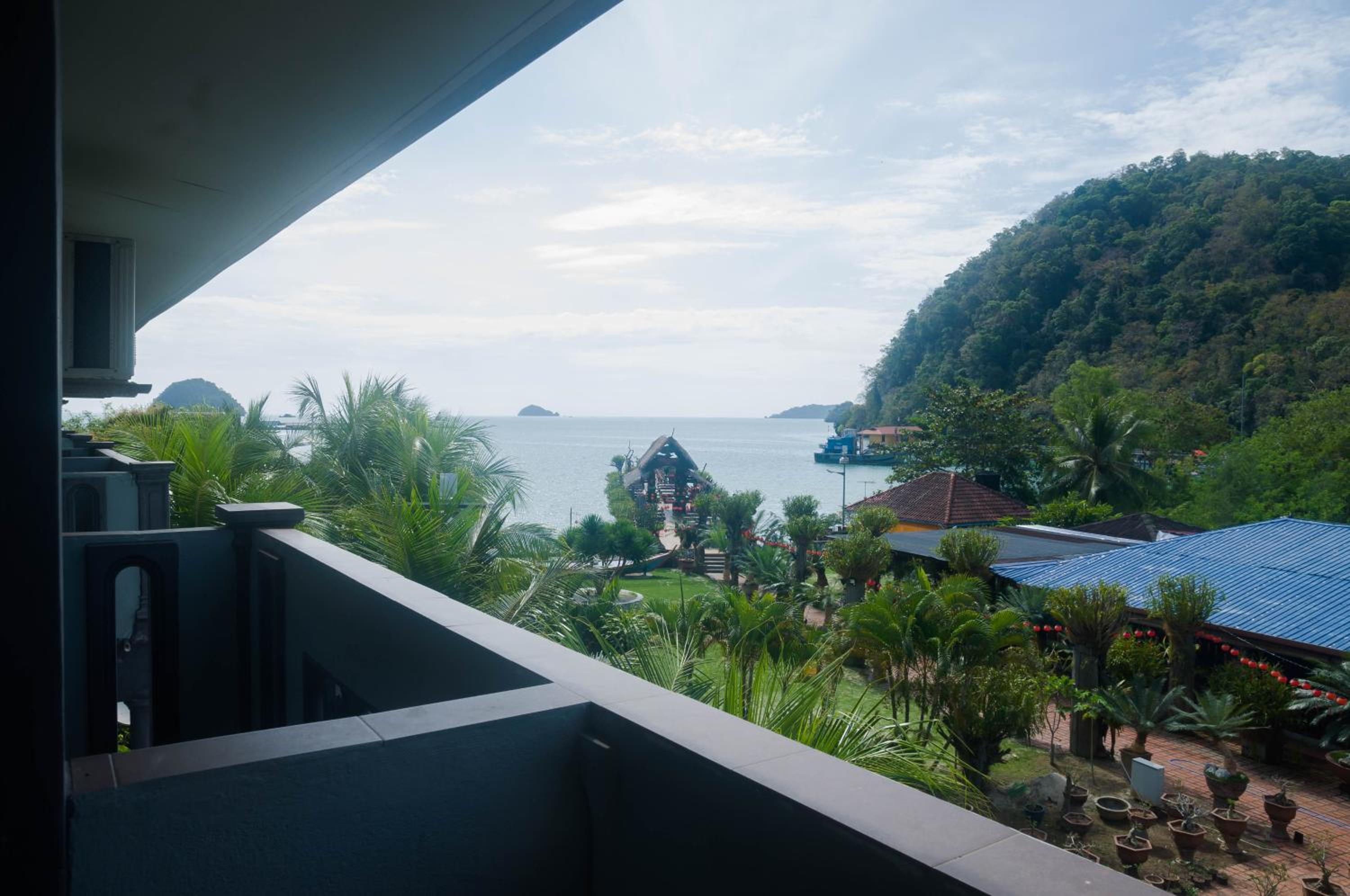 Penarak Bamboo Beach Motel
