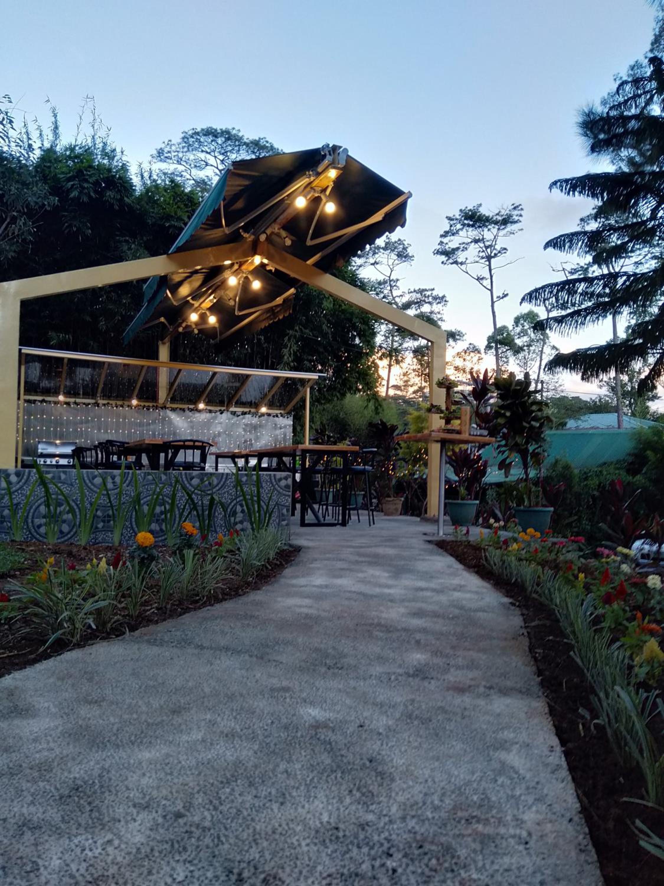 Log Cabin Hotel - Baguio