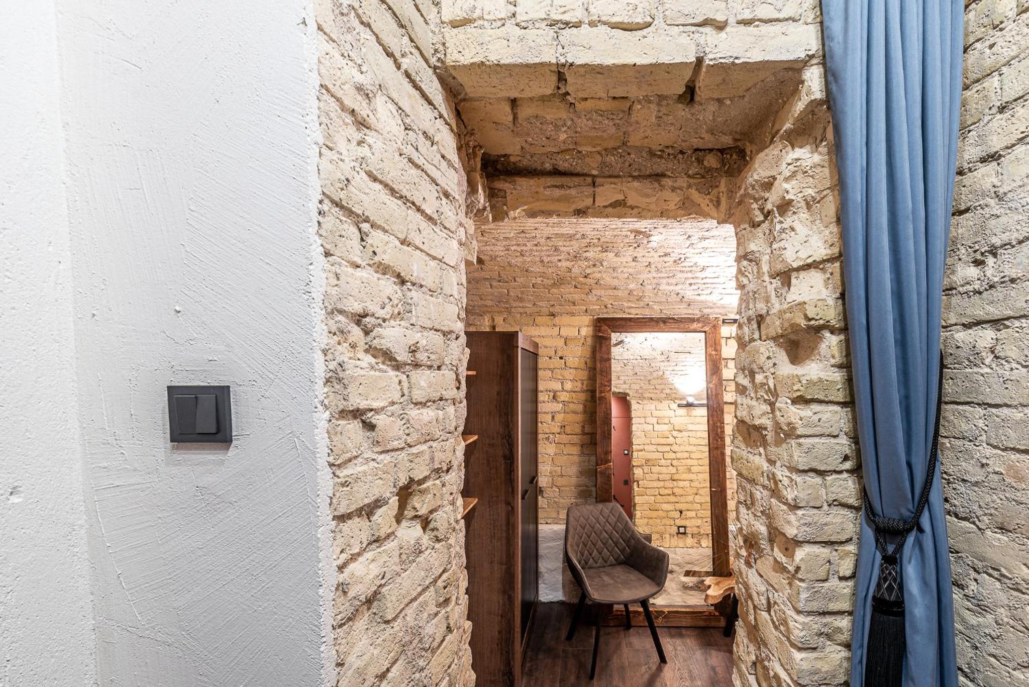 UNESCO Hidden Arches – Restored 3 Bedroom Apartment in the Historic Pilies St. view 4