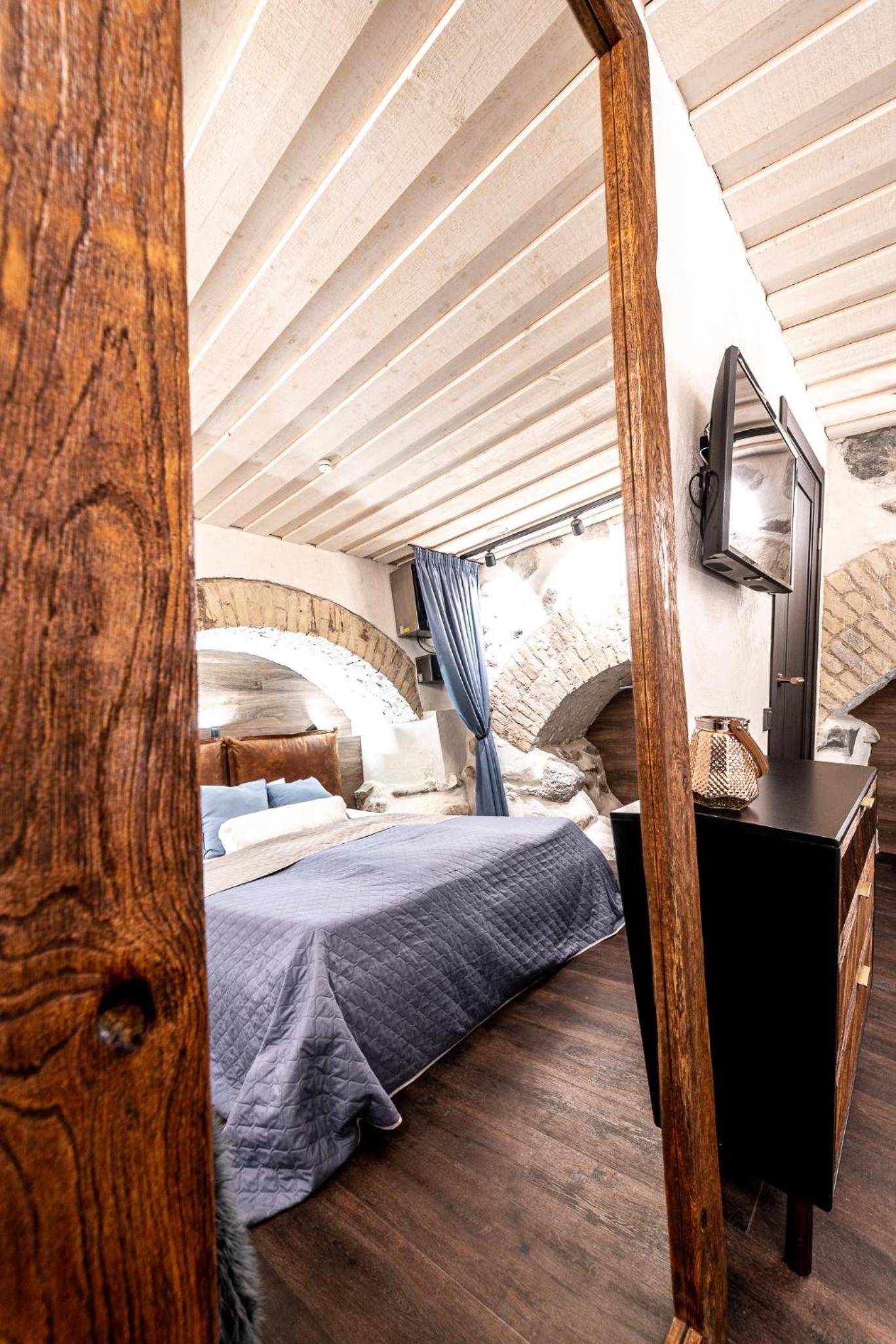 UNESCO Hidden Arches – Restored 3 Bedroom Apartment in the Historic Pilies St. view 5