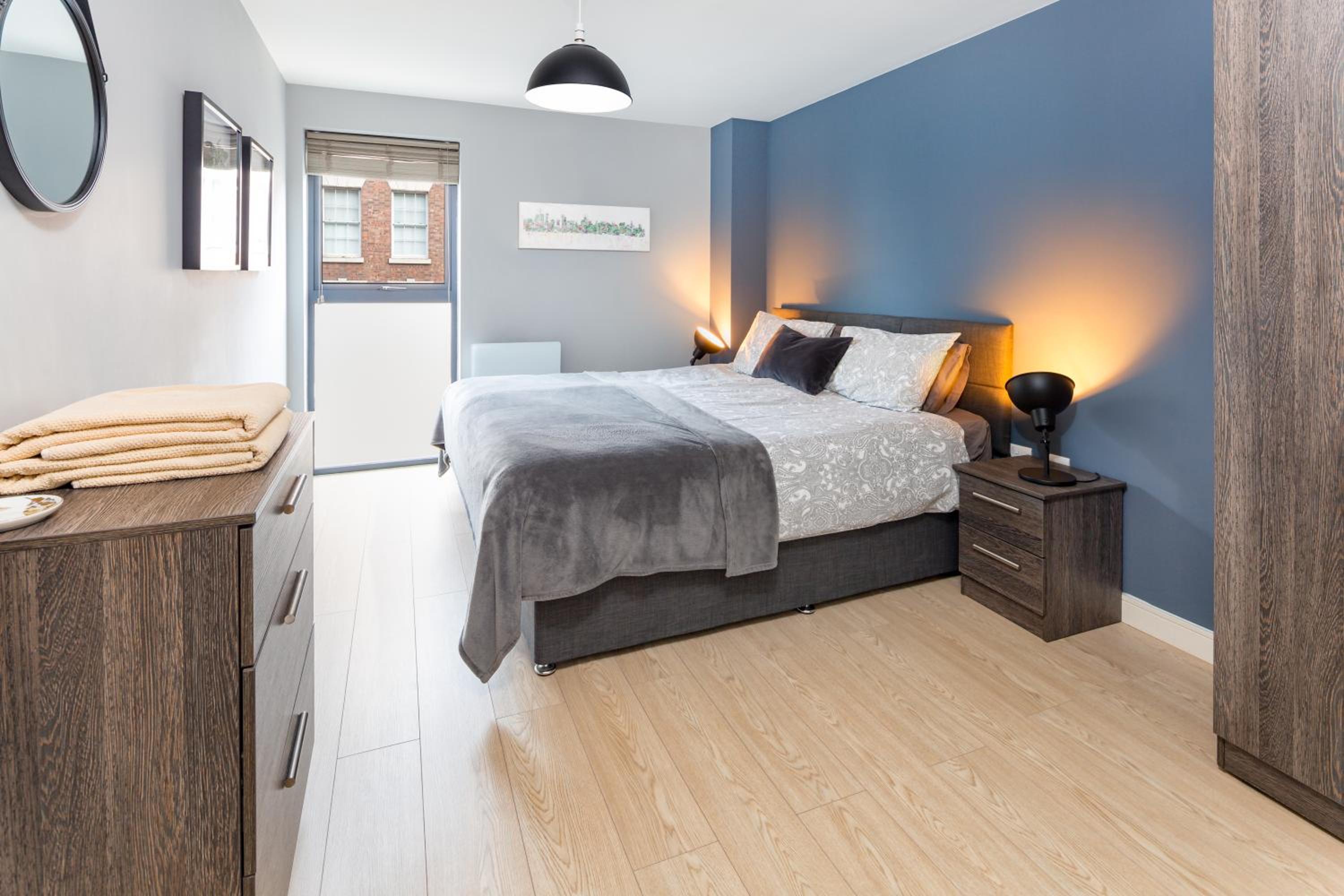 Centrally located apartment in Duke Street- free parking- two bathrooms view 3
