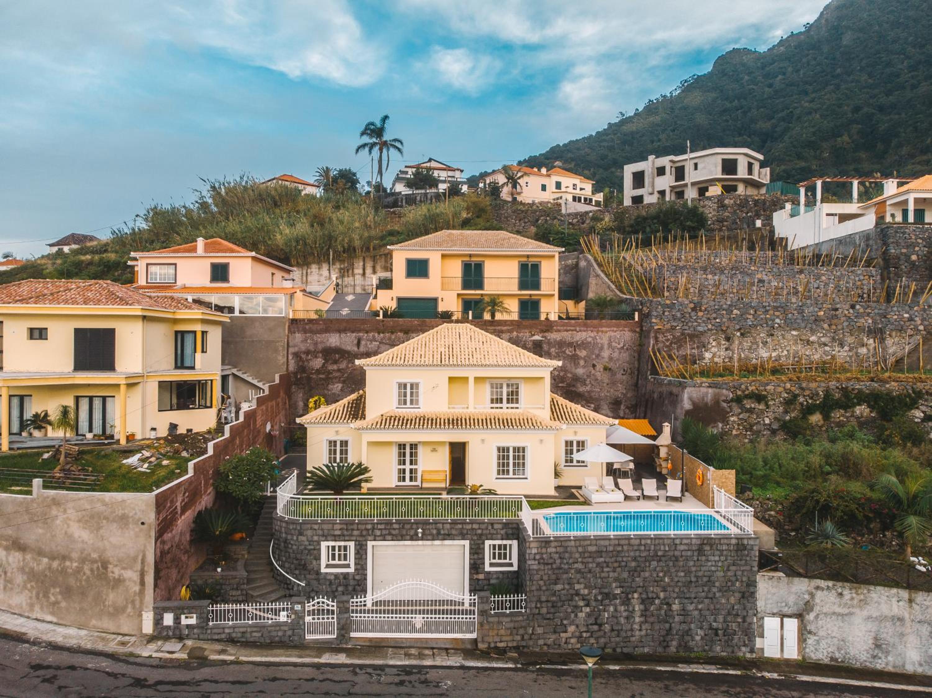 Villa Quinze - Luxurious 3 bedroom Villa with private pool and games room & amazing views view 5