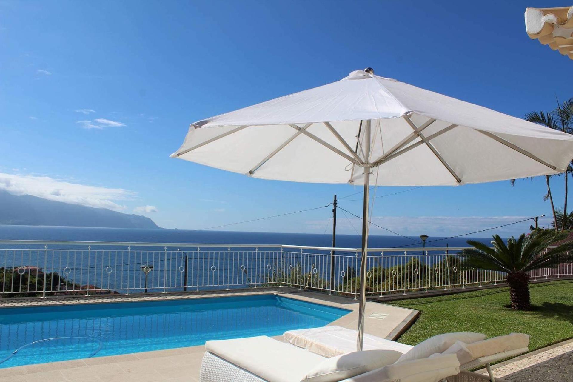 Villa Quinze - Luxurious 3 bedroom Villa with private pool and games room & amazing views view 4