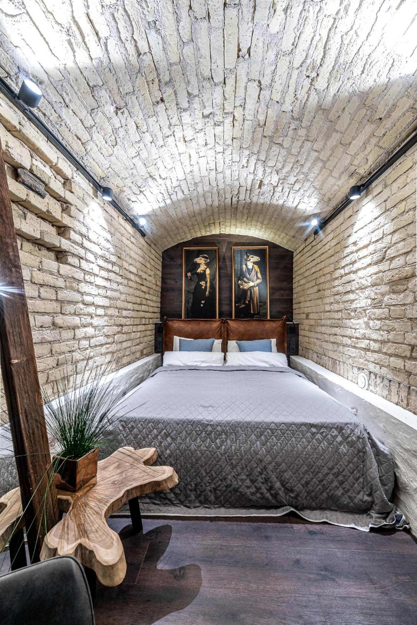 UNESCO Hidden Arches – Restored 3 Bedroom Apartment in the Historic Pilies St. view 3