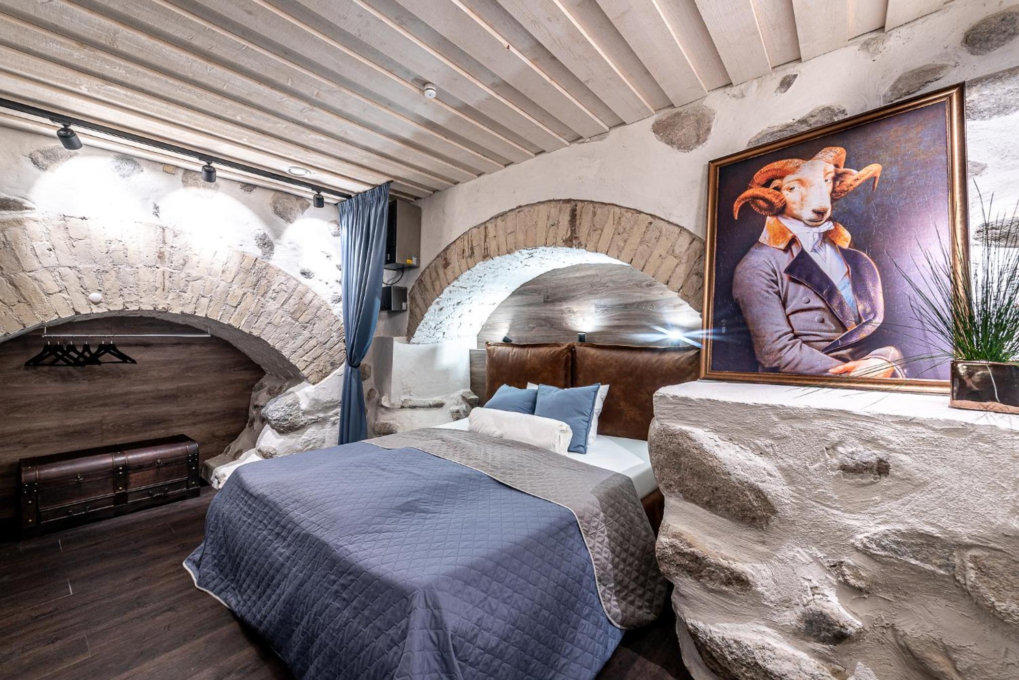 UNESCO Hidden Arches – Restored 3 Bedroom Apartment in the Historic Pilies St. view 2