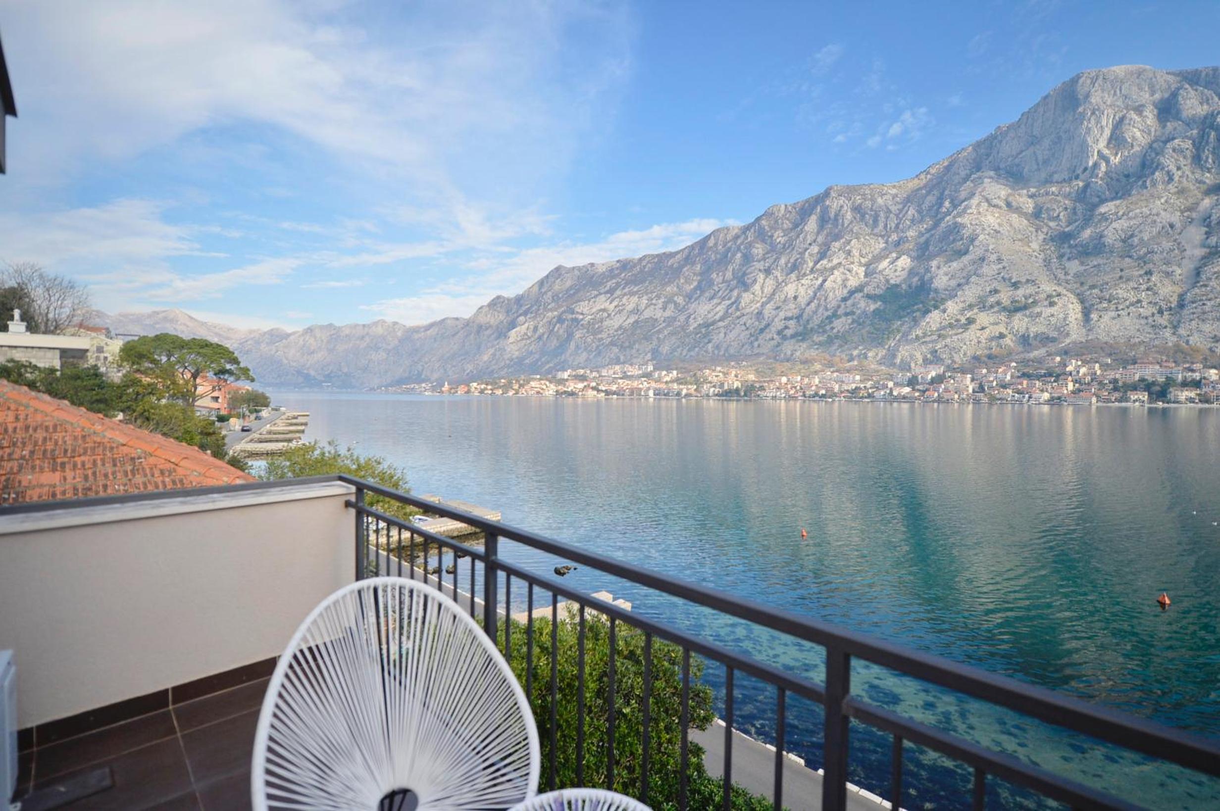 Seafront Apartments House 44 Private Balcony Old Town View