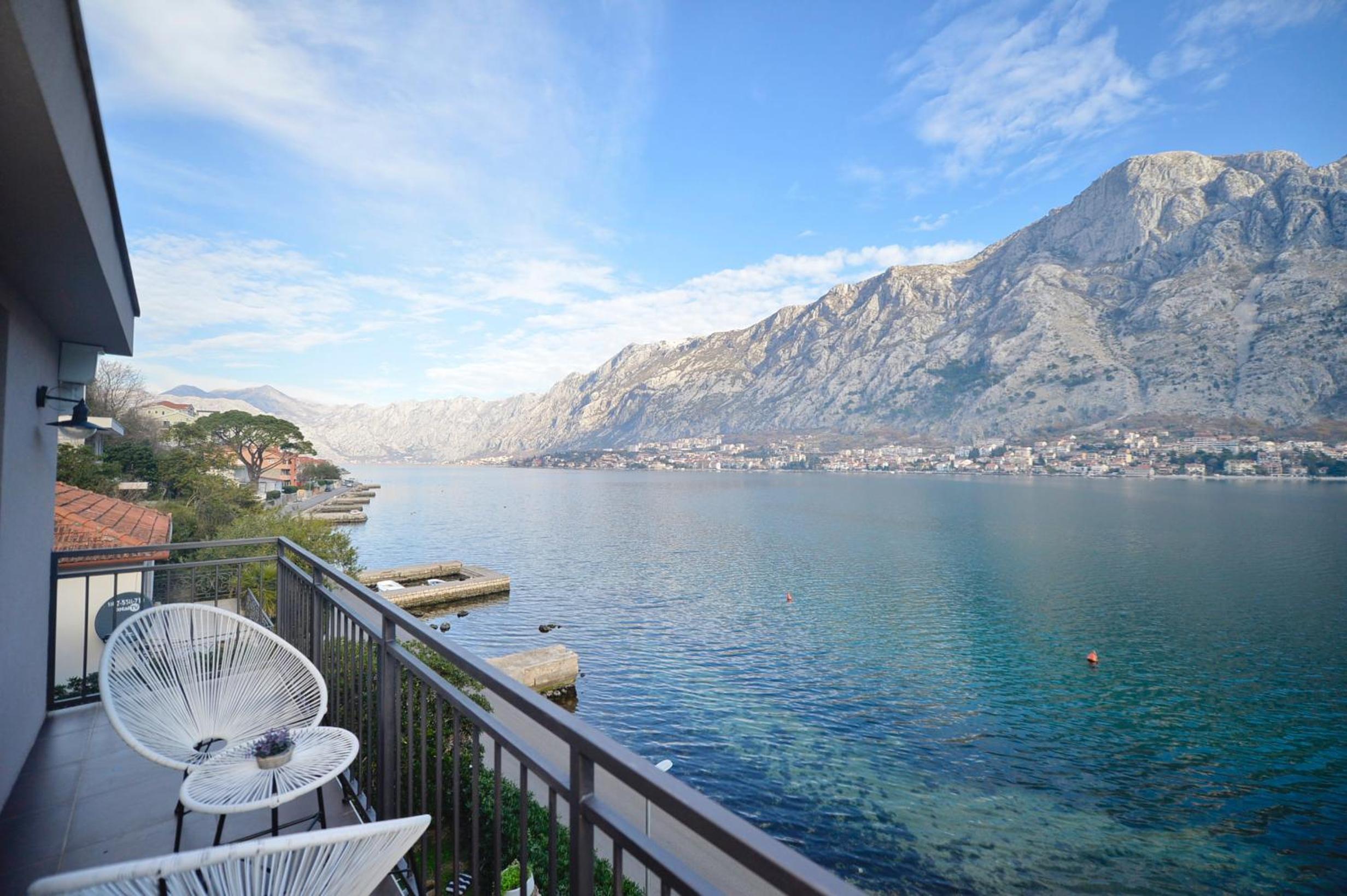Seafront Apartments House 44 Private Balcony Old Town View
