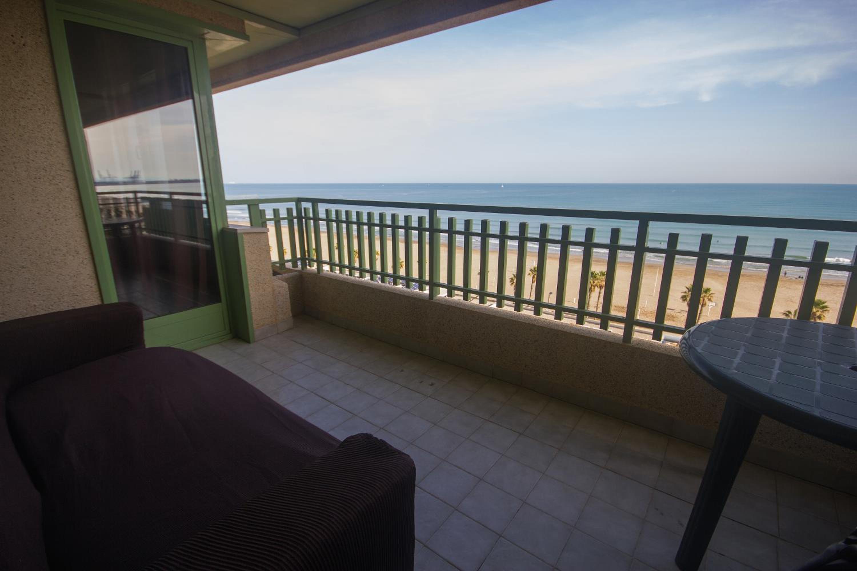 Front Sun Beach Apartment