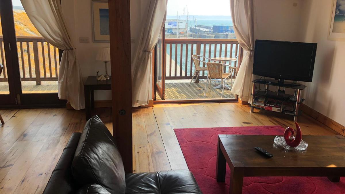 Penthouse 3 - Spacious Harbourside Apartment with Stunning Sea Views view 5