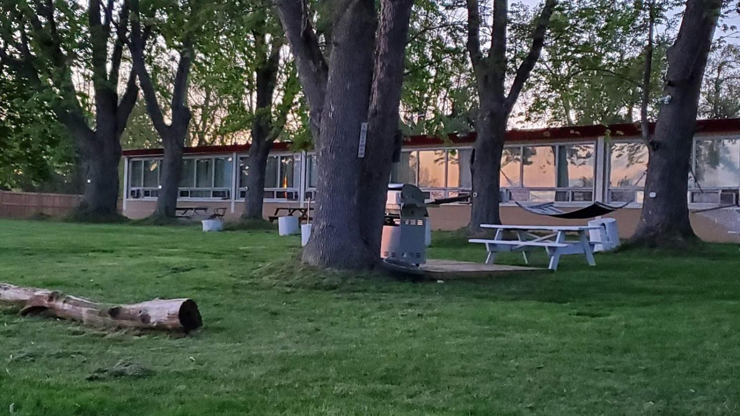 Riverview Motel
