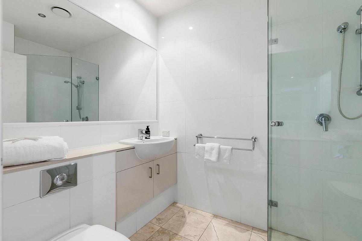 Relax in stylish comfort, Sunshine Beach