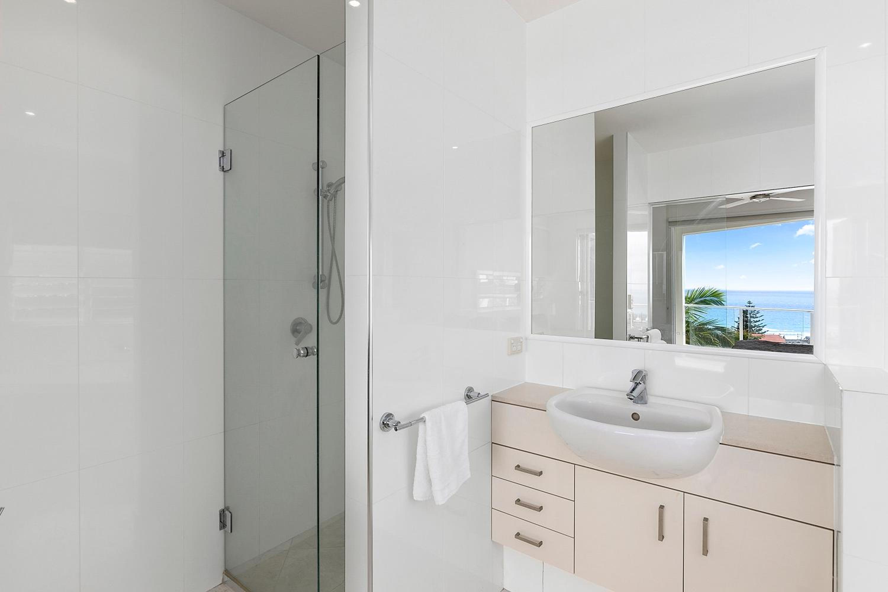 Relax in stylish comfort, Sunshine Beach