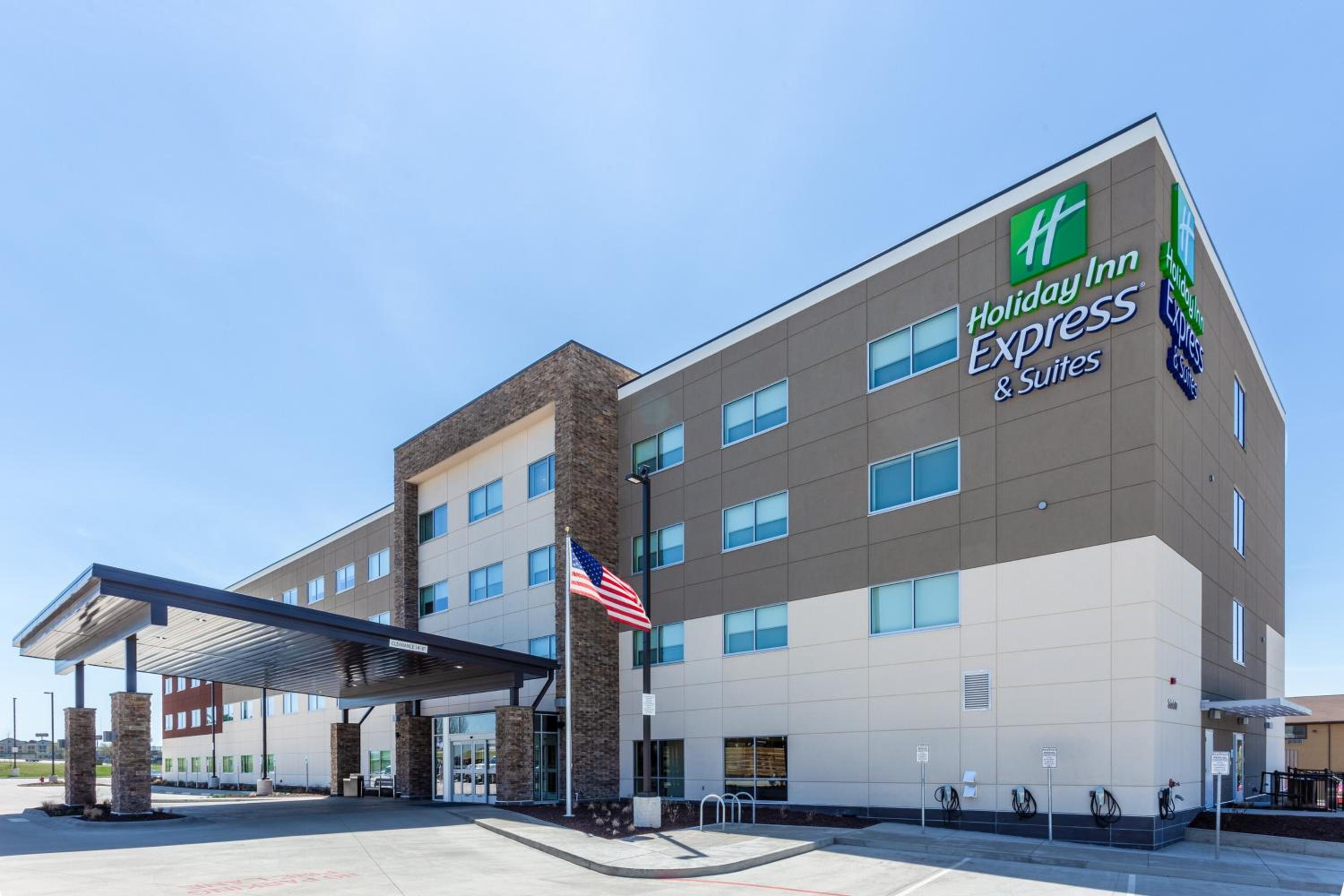Hotel Holiday Inn Express & Suites - Springfield North, an IHG Hotel - Image 1