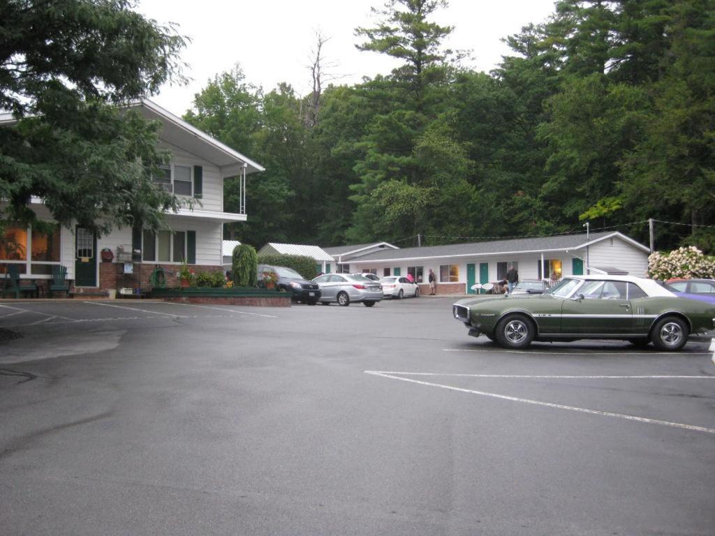 Brookside Motel & Cabins