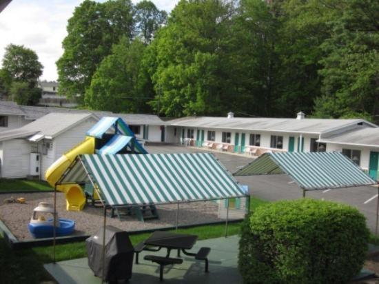 Brookside Motel & Cabins