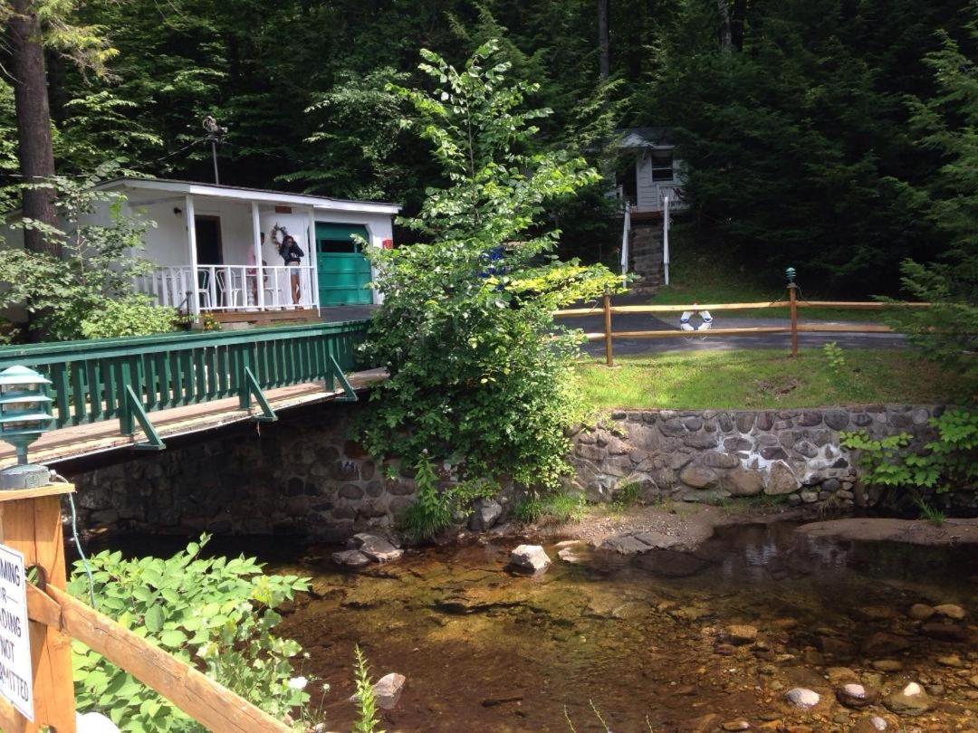 Brookside Motel & Cabins