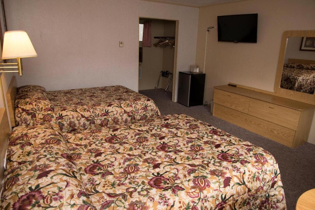 Brookside Motel & Cabins