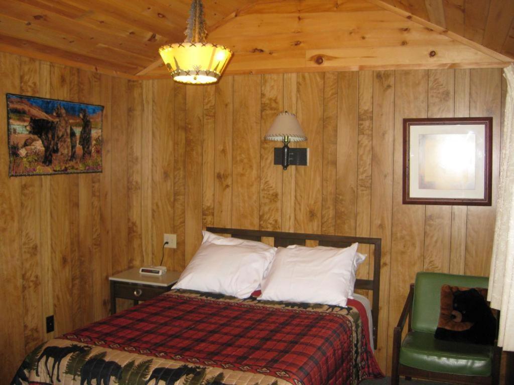 Brookside Motel & Cabins