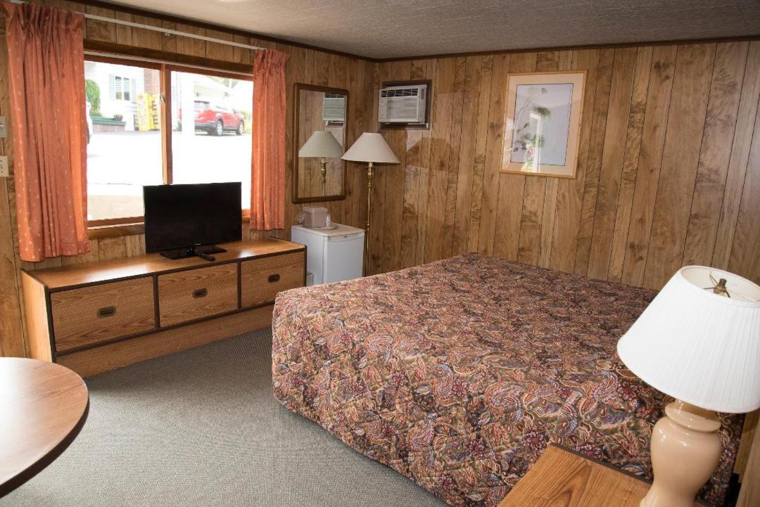 Brookside Motel & Cabins