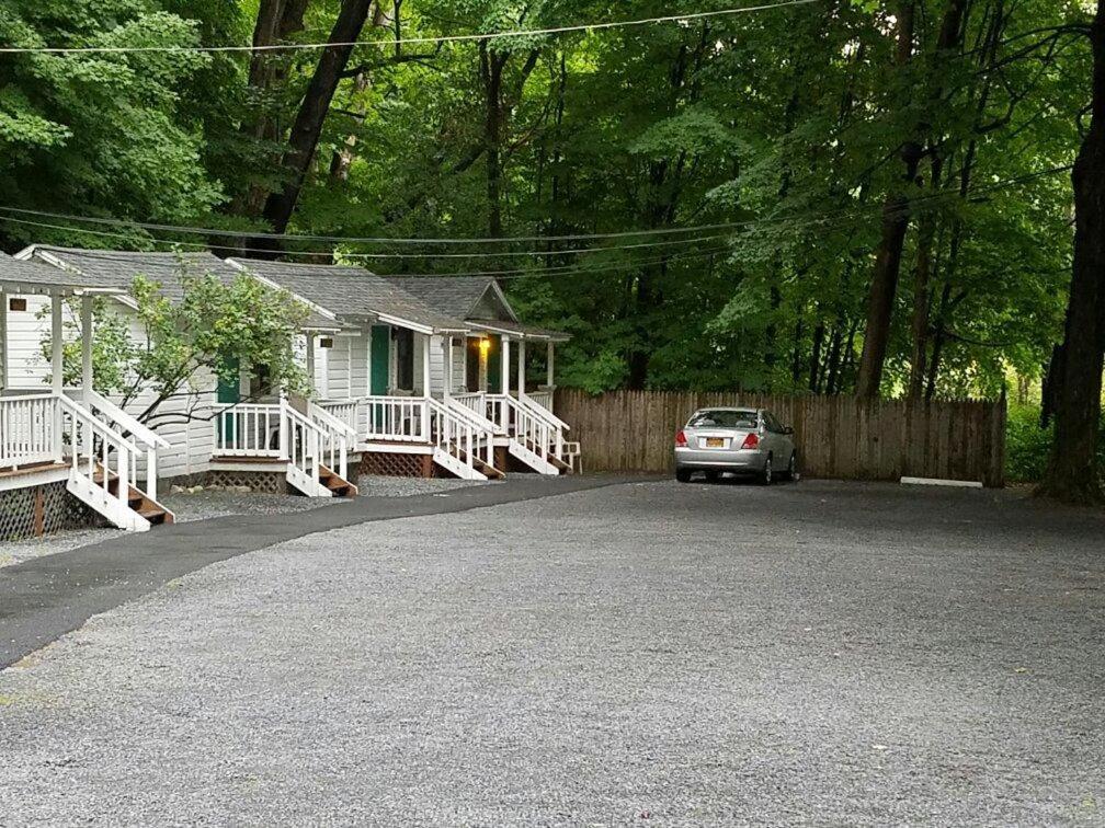 Brookside Motel & Cabins