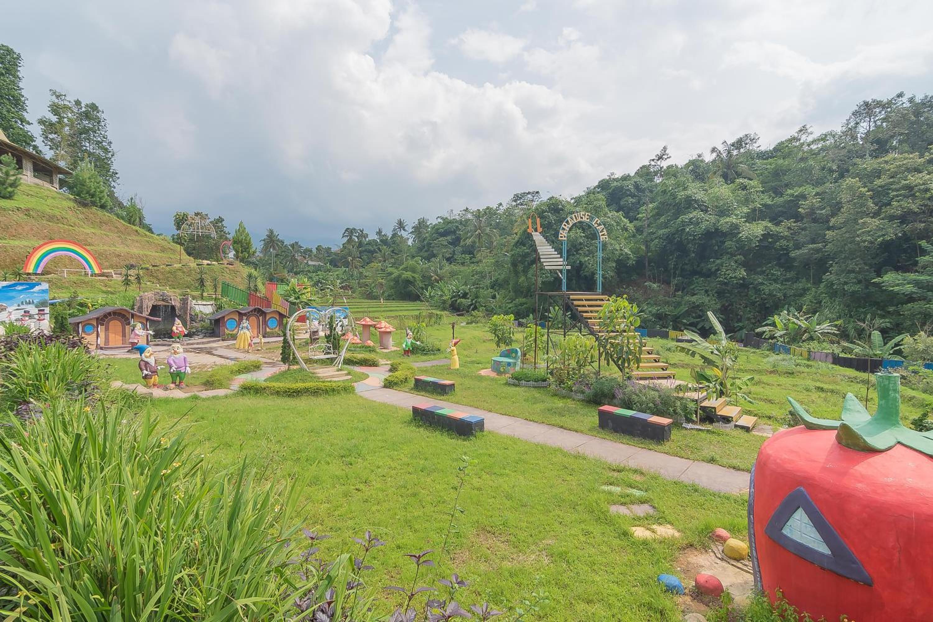 RedDoorz Resort Syariah @ Batu Apung Purwakarta view 2