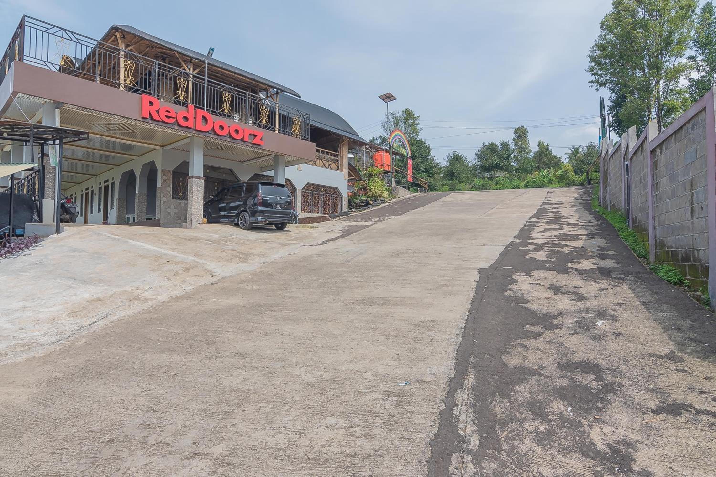 RedDoorz Resort Syariah @ Batu Apung Purwakarta view 3