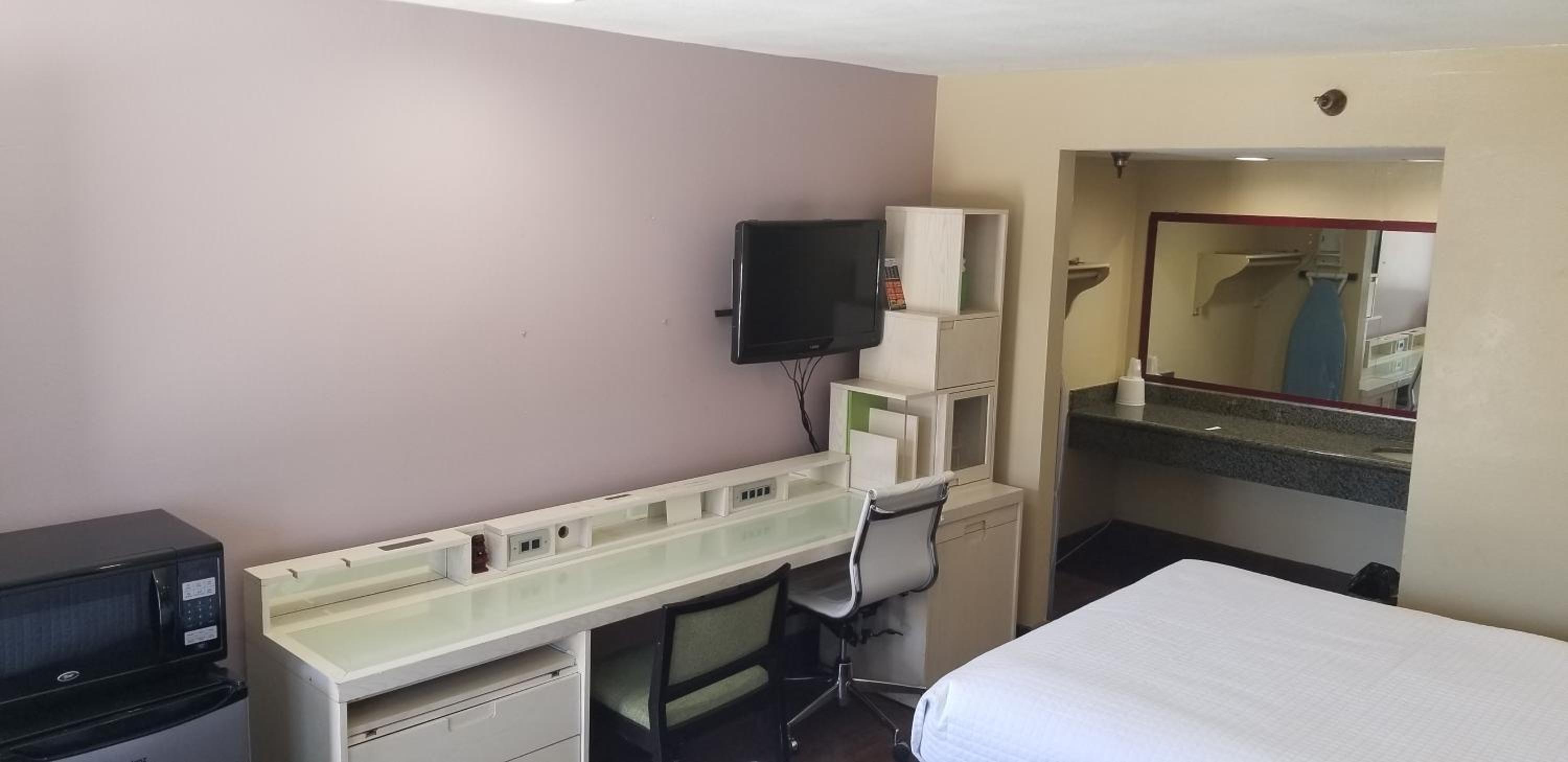 Century Motel Buena Park Anaheim I-5 view 3