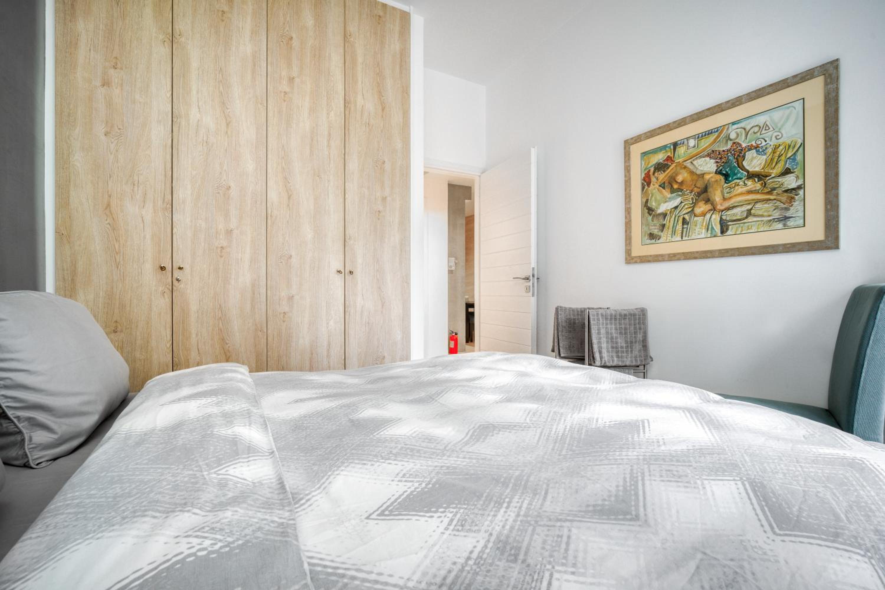 Delightful Stylish Two Bedroom Condo in Hip Area of Central Athens photo 3