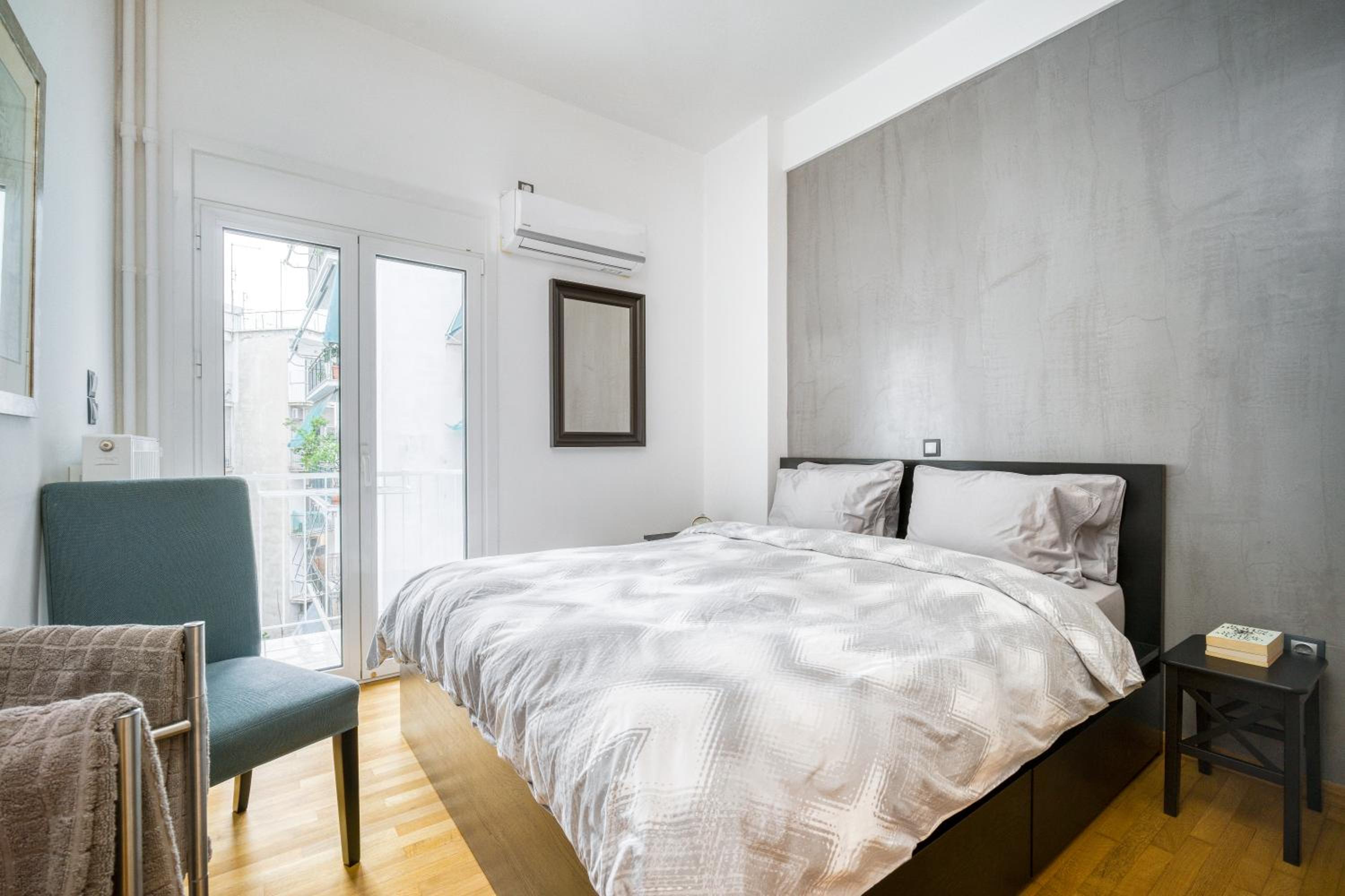 Delightful Stylish Two Bedroom Condo in Hip Area of Central Athens photo 5