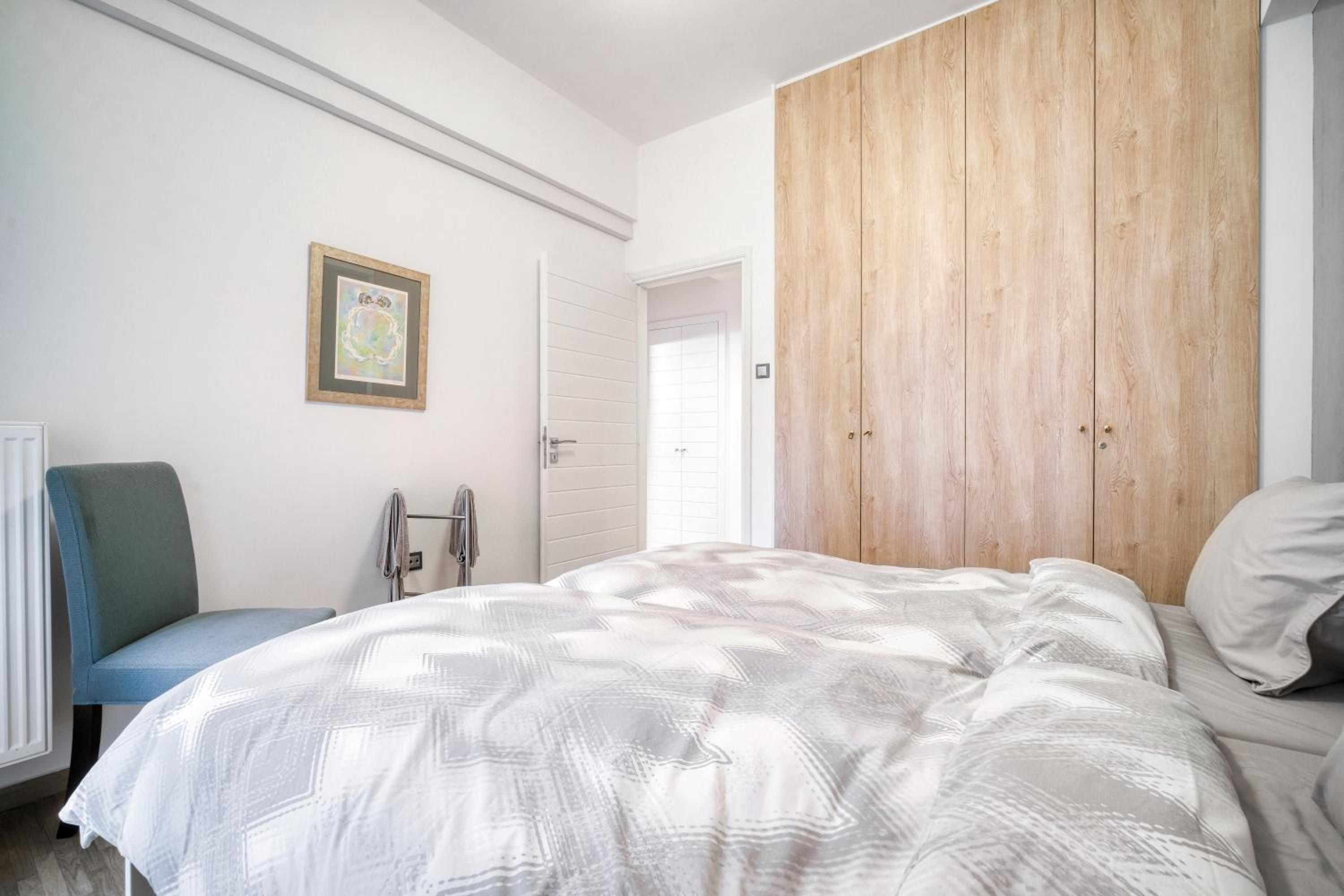 Delightful Stylish Two Bedroom Condo in Hip Area of Central Athens photo 2