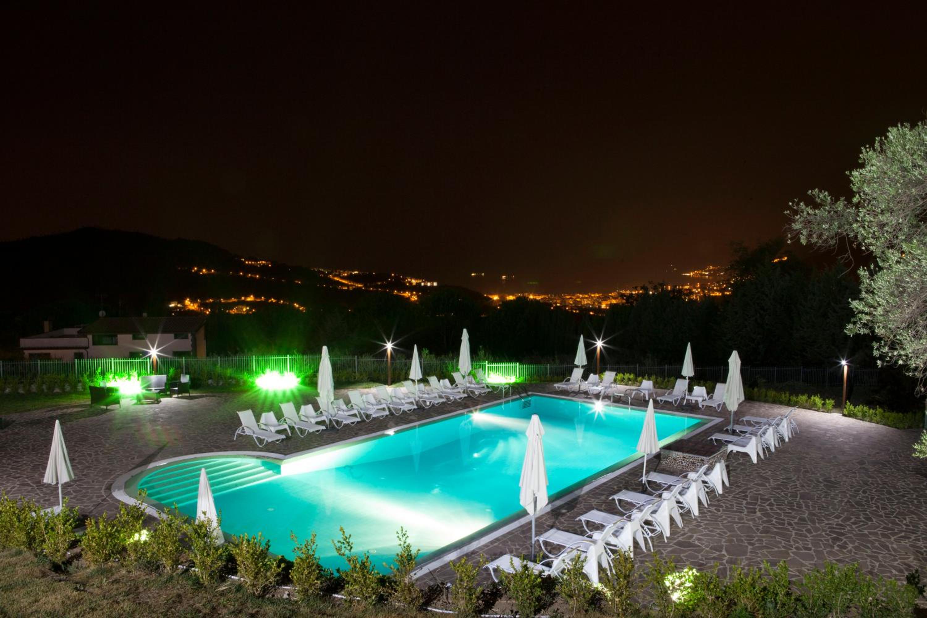 Villa Setharè, bed and breakfast con piscina en Salerno — recepcion & lobby