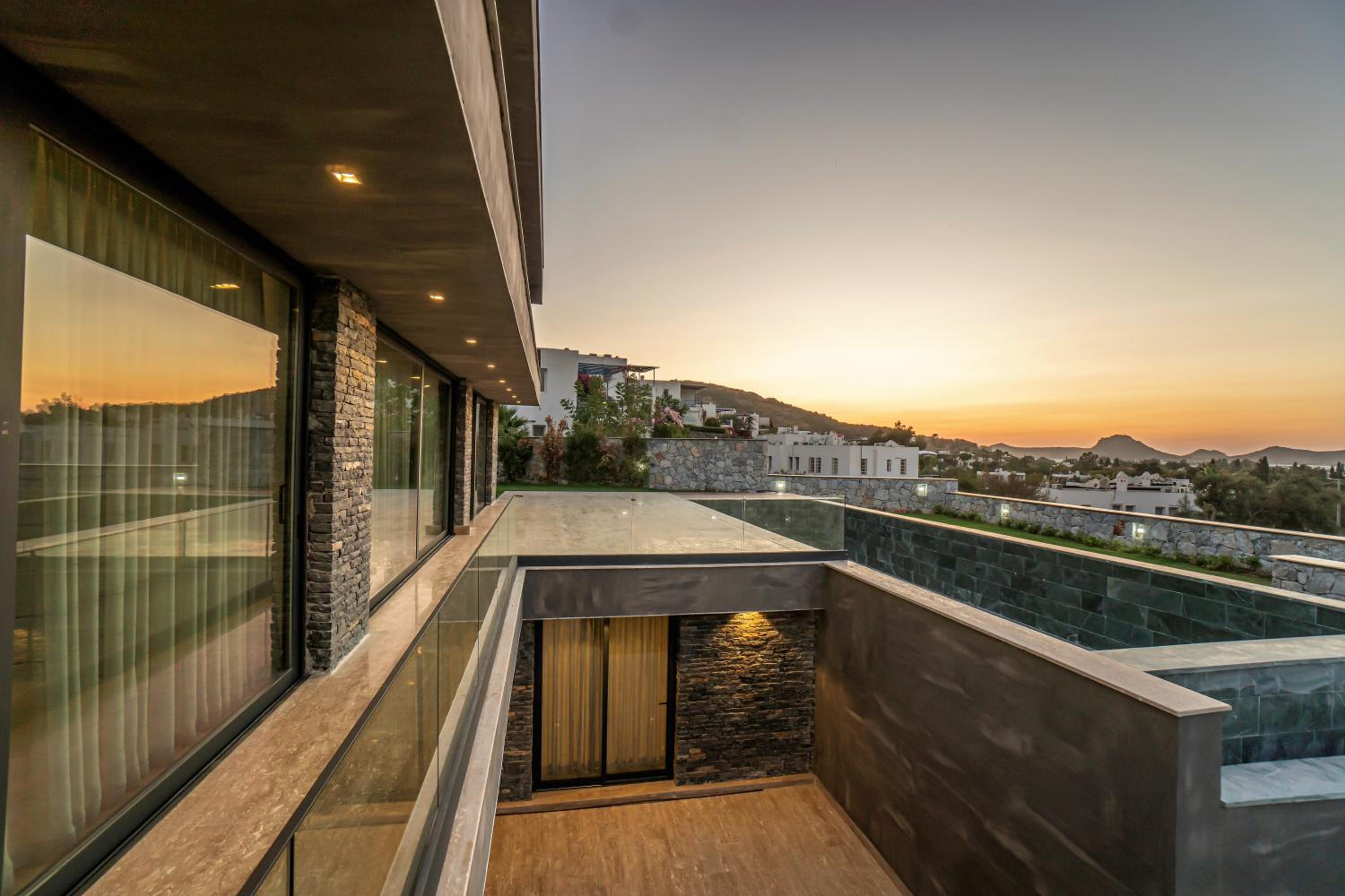 7 Deluxe - A Seductive Blend Of Style And Serenity view 2