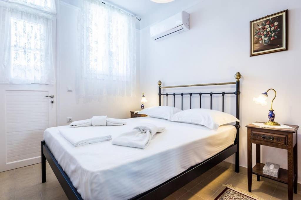 Neoclassical apartment with 3 bedrooms in Piraeus view 5